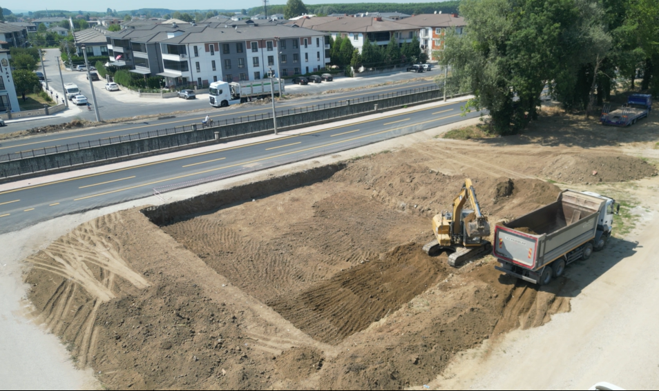 İş makinaları her gün bir başka proje için sahaya iniyor: Akyazı Sosyal Tesis’te işlem başladı