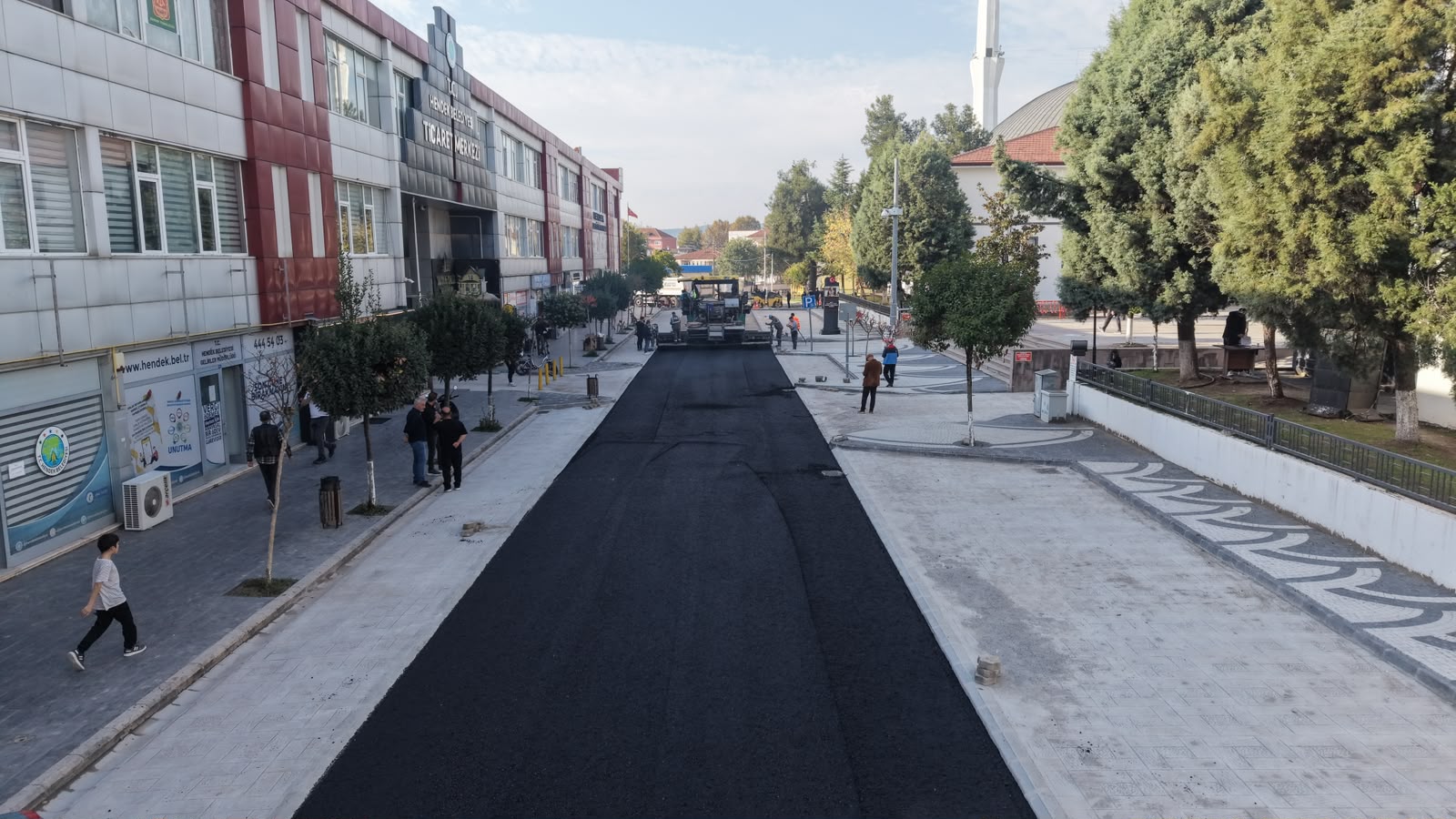 Hendek’in tam kalbindeki en önemli güzergahlar tablo gibi işleniyor