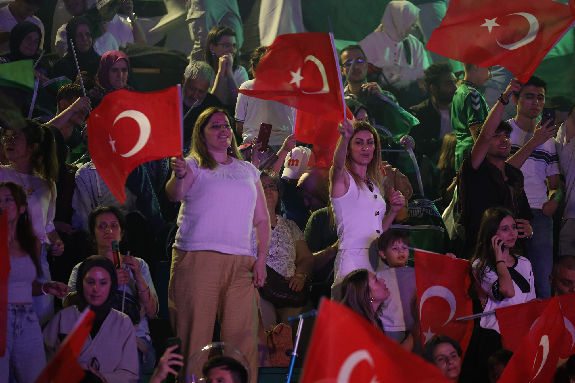 Sakarya’da yaz konseri rüzgârı başladı: Fatma Baba sahnesiyle coşku zirveye çıktı 