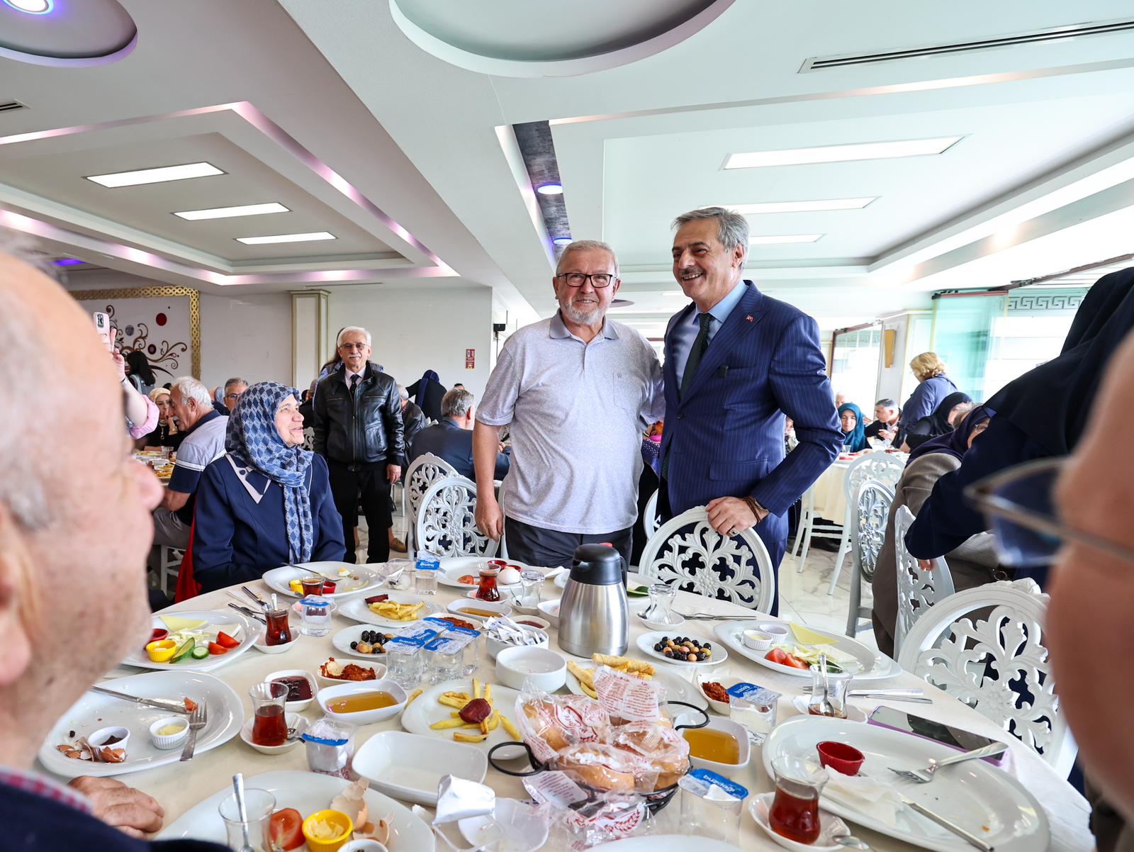 Yusuf Alemdar YADEM sakinleri ve çiftlerle aynı sofrada: “Aile, her şeydir”