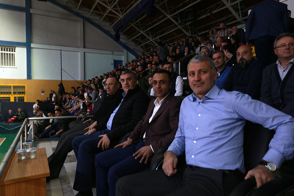 Dev Adamlar şampiyonluğa koşuyor