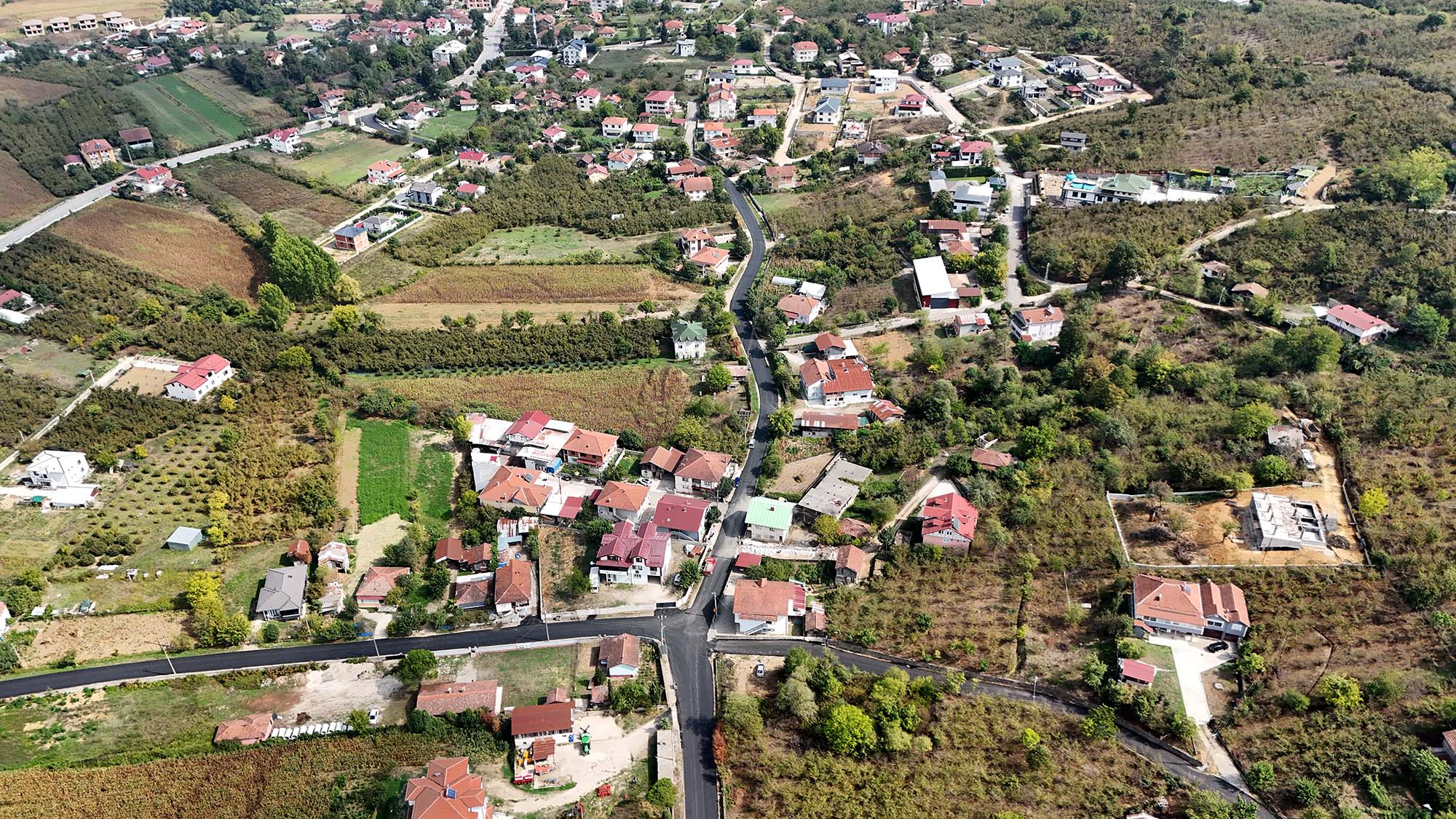 Akyazı’da binlerce kişiyi ilgilendiren asfalt hamlesi: Tablo gibi işlenen yolları sevinçle karşıladılar 