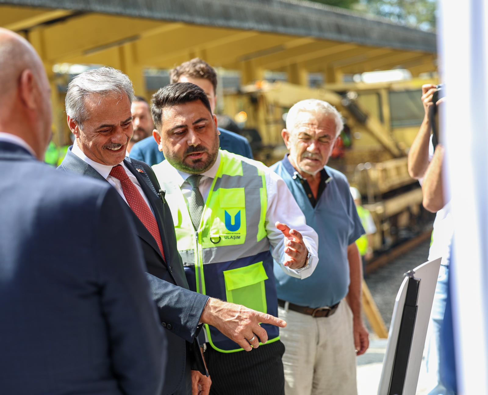 Şehri ikiye ayıran raylar yer altına alınıyor, üzeri yeşil alan oluyor: Sahada ilk ray sökümü için makineler çalıştı