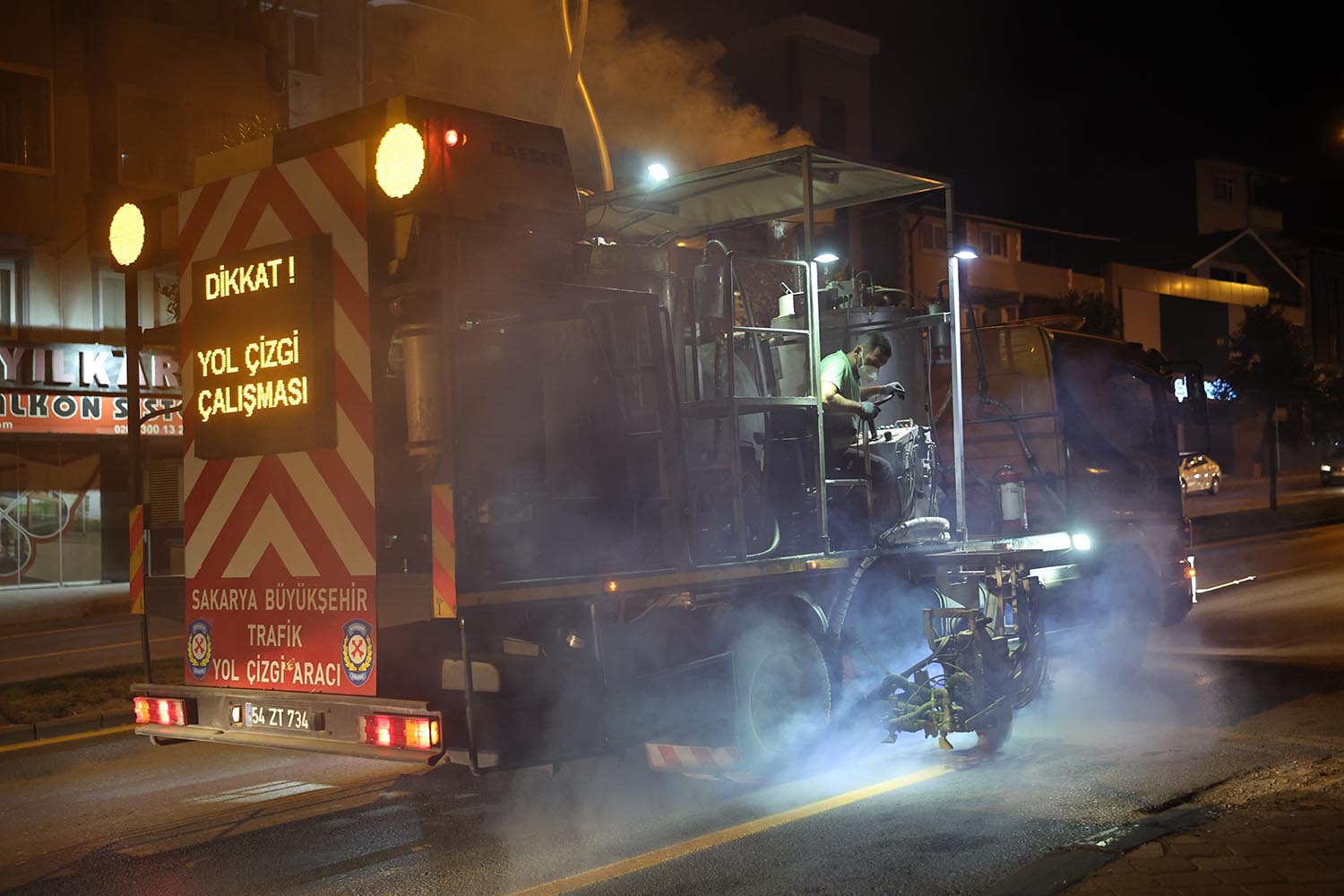 Büyükşehir şehrin yollarını tablo gibi işliyor: Ekipler Orhan Gazi’de gece boyu çalıştı