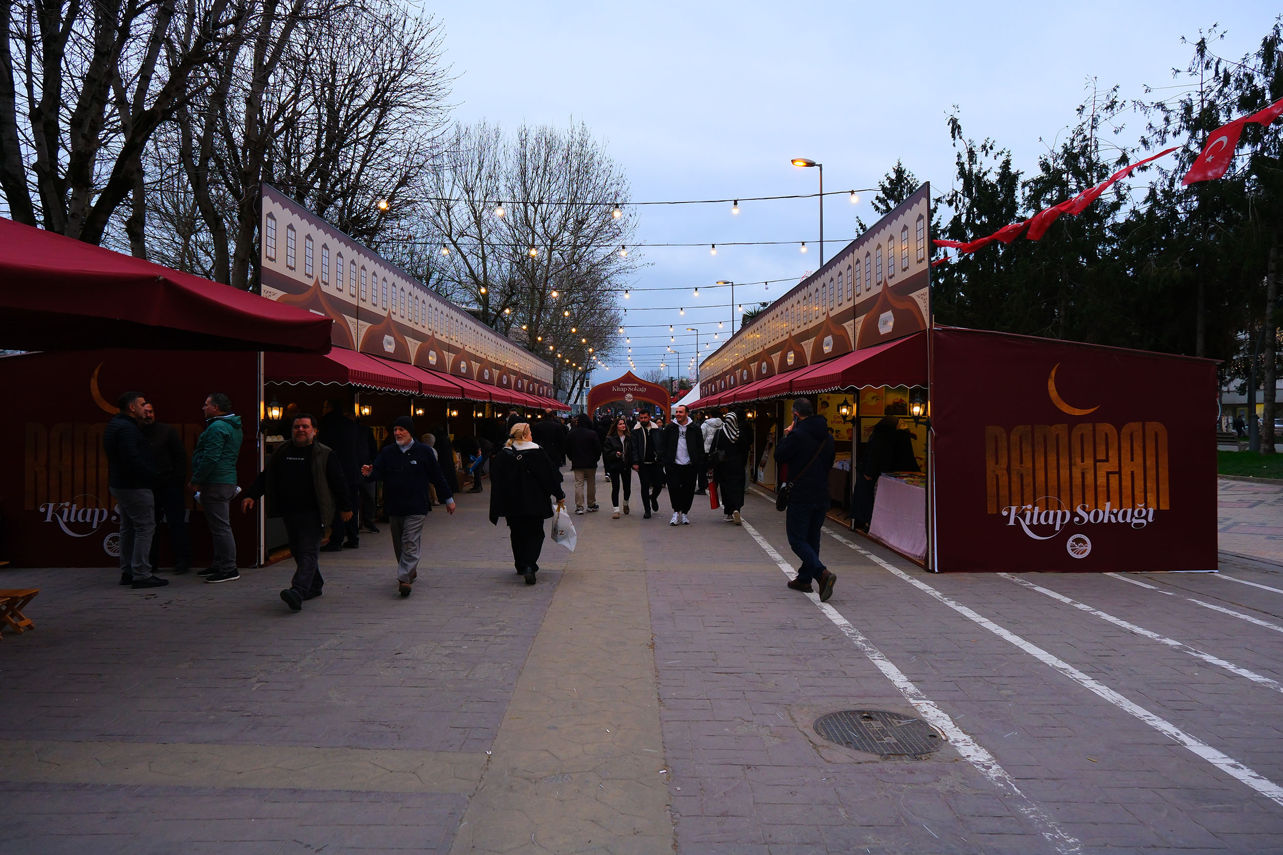 Sakarya’da bir Ramazan klasiği ve Büyükşehir’in geleneği Kitap Sokağı kapılarını açtı