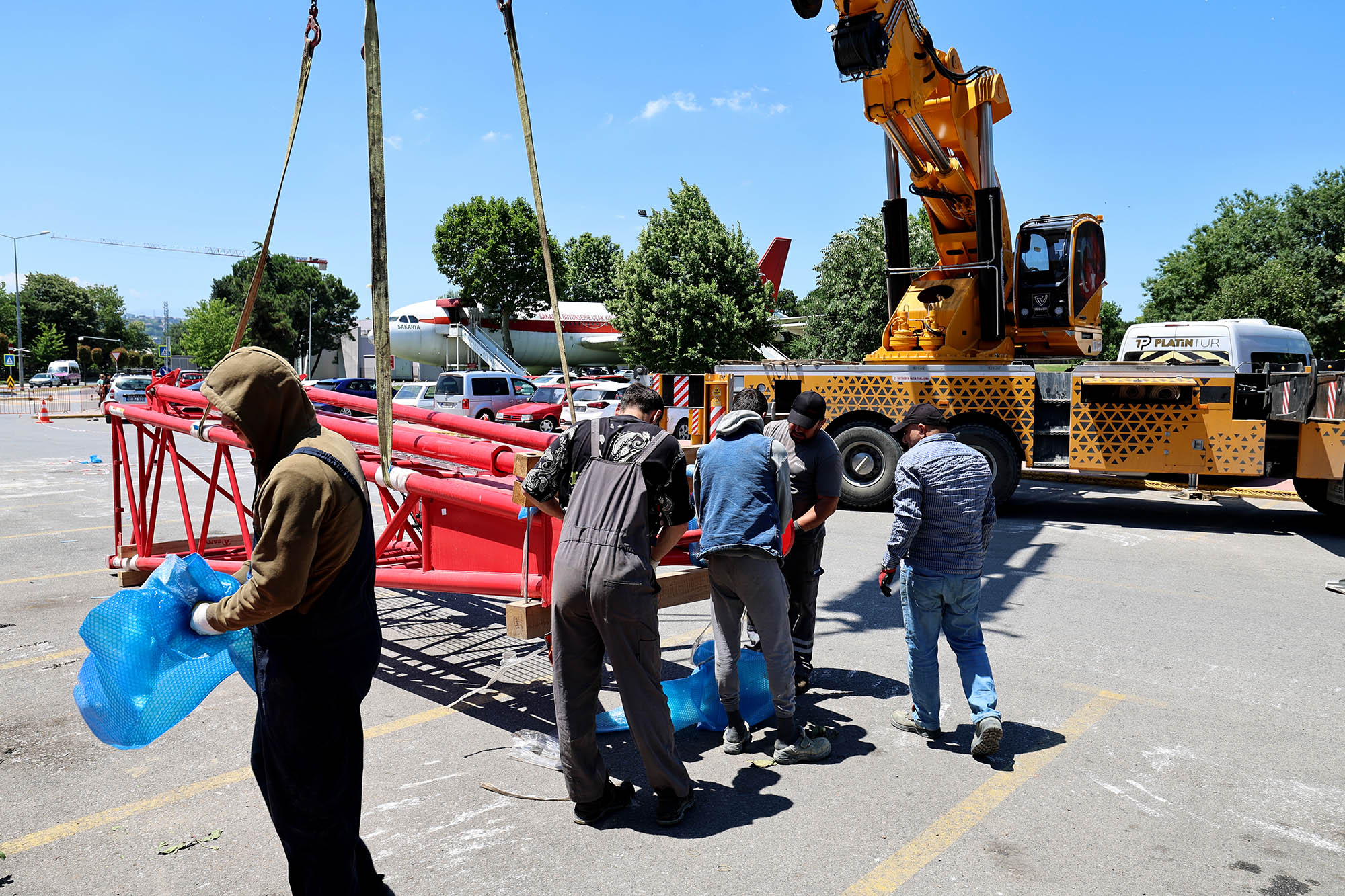 Sakarya’da tarihi gün: Dev vinçlerin kurulumu başladı 