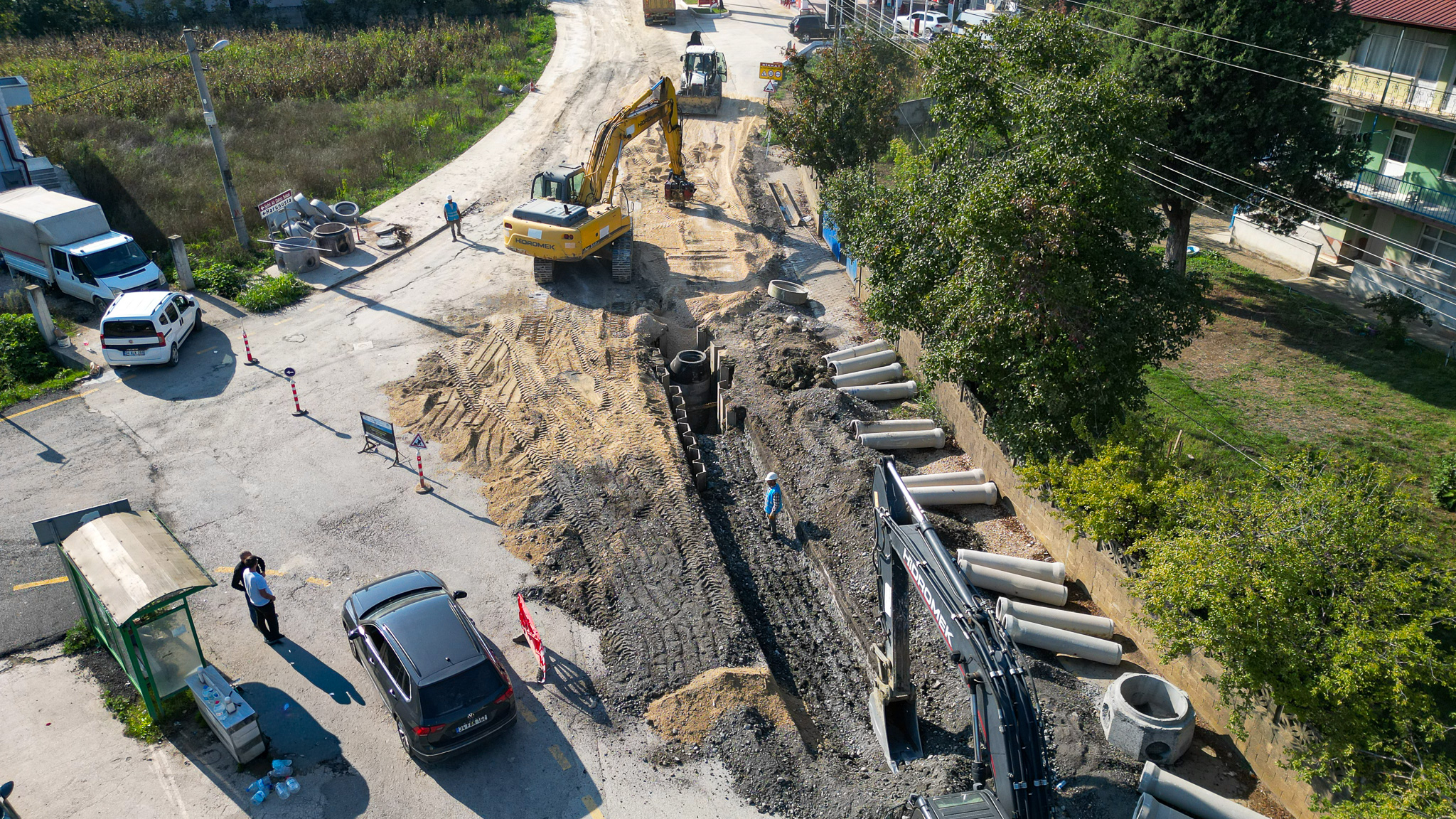 Akyazı’da devam eden 9 bin metrelik altyapı projesinde 6 ekip aynı anda çalışıyor