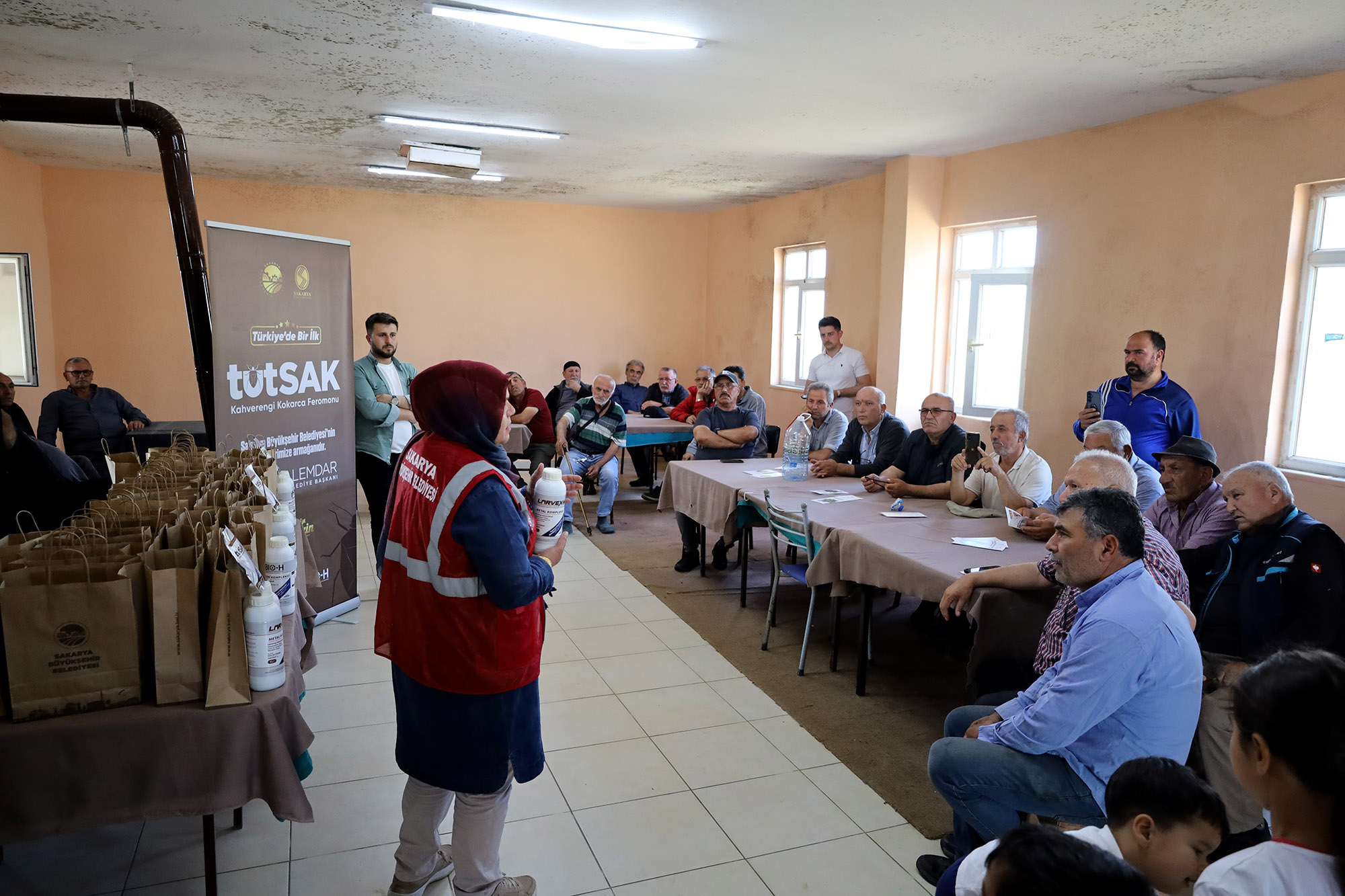 Sakarya’da kahverengi kokarca kabusuyla mücadele başladı: Büyükşehir ekibi sahada çiftçilere feromon tuzağı ulaştırıyor
