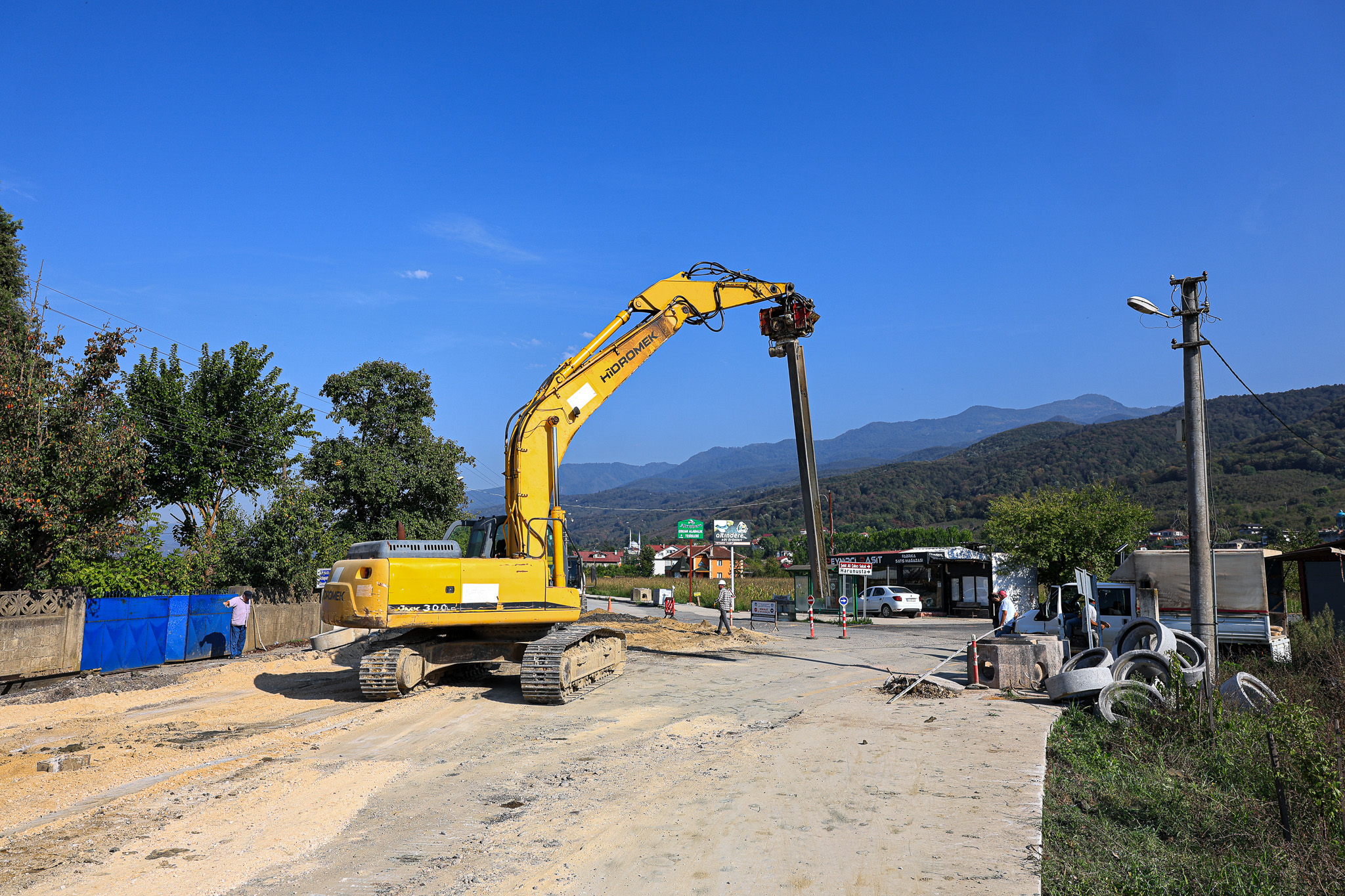 Akyazı’da devam eden 9 bin metrelik altyapı projesinde 6 ekip aynı anda çalışıyor