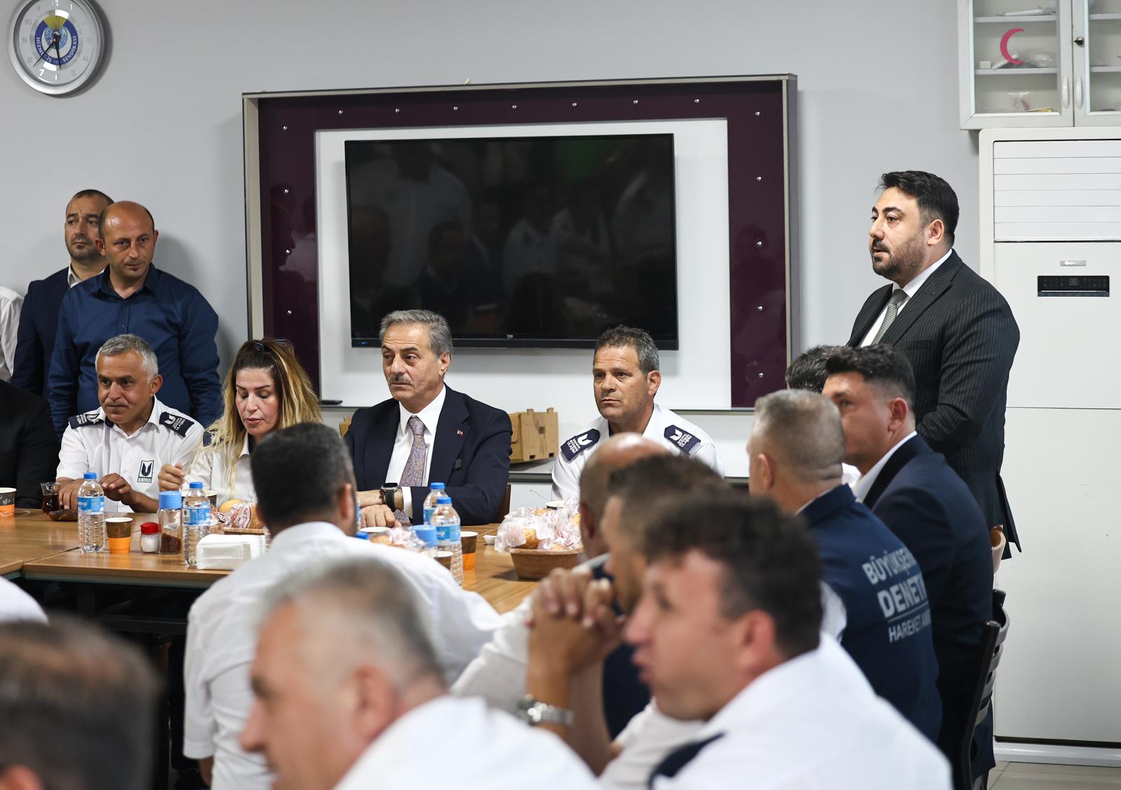 Başkan Alemdar gün aydınlanırken şoförlerle buluştu: “Hiçbir vatandaşımızı yolda bırakmadınız”