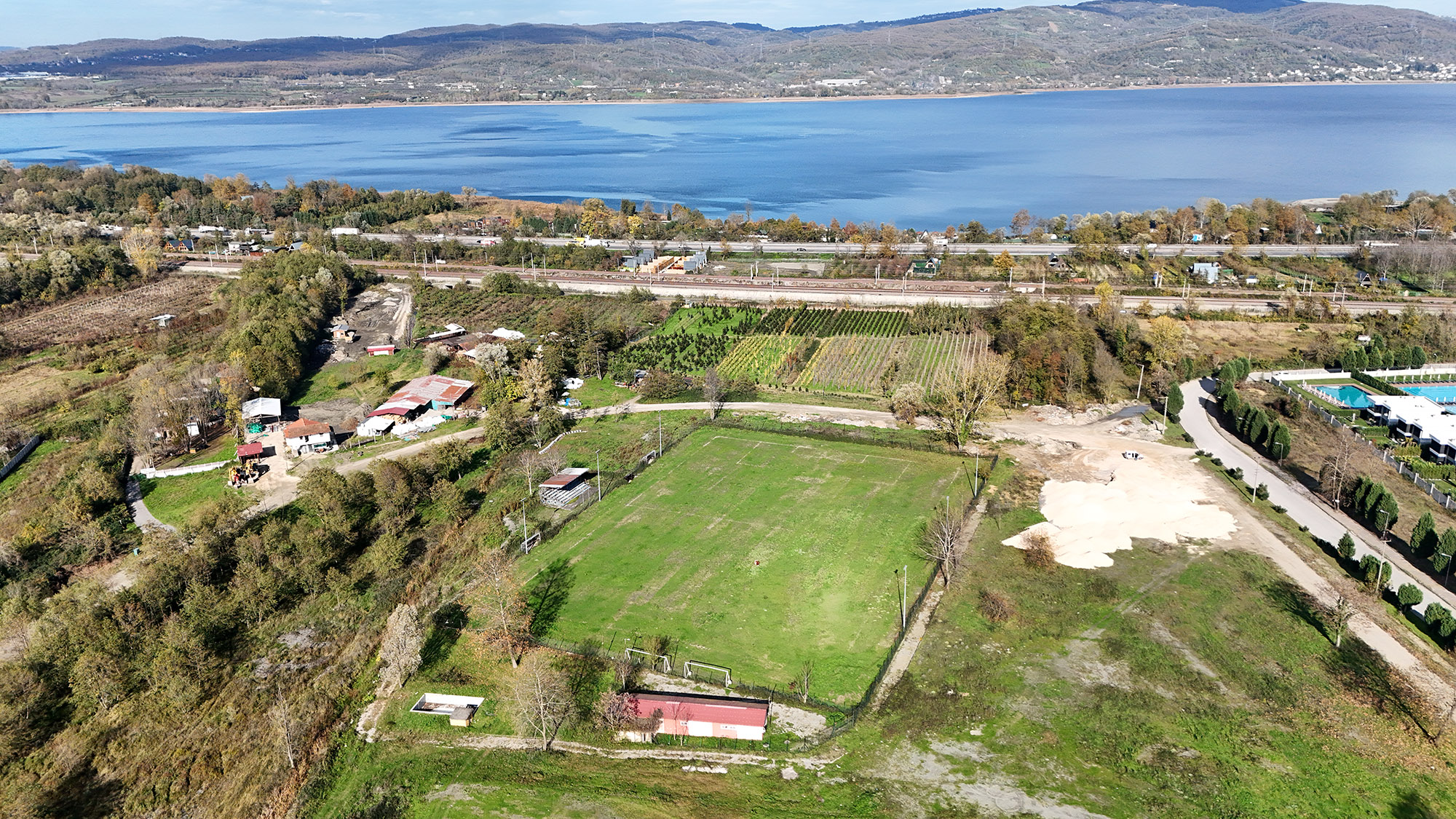 Kurtköy’e FIFA standartlarında futbol sahası inşa edilecek