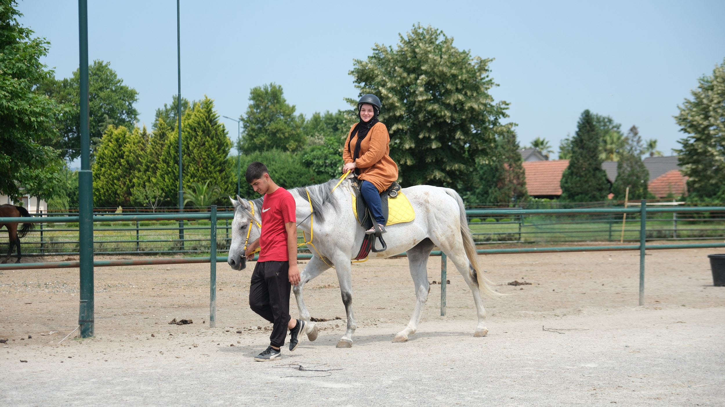 Sağlıklı yaşam yolculuğunda bu kez at biniciliği heyecanı yaşadılar