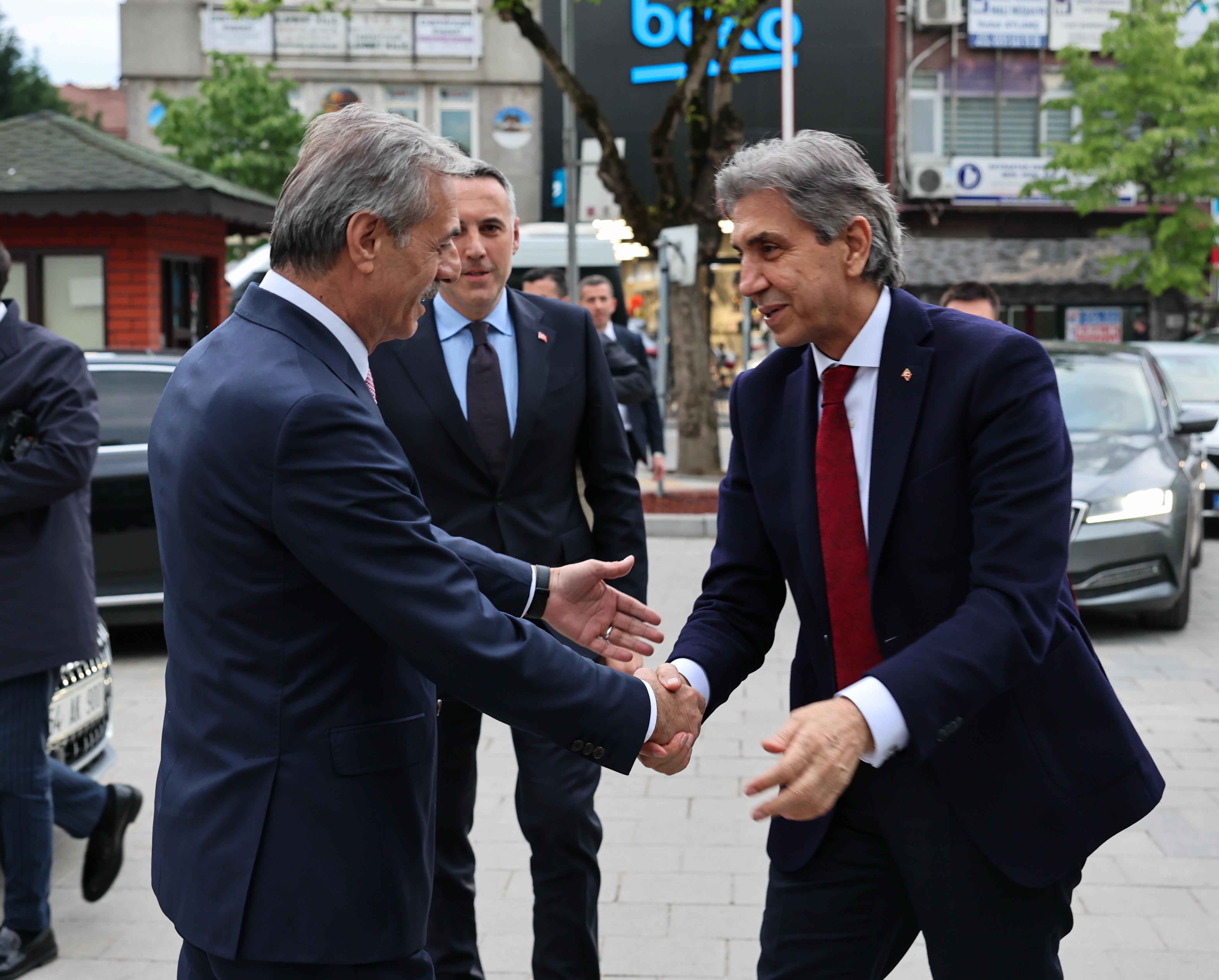 “Belediyecilikte Türkiye’ye örnek projeleri hayata geçirmenin gayretiyle çalışıyoruz”