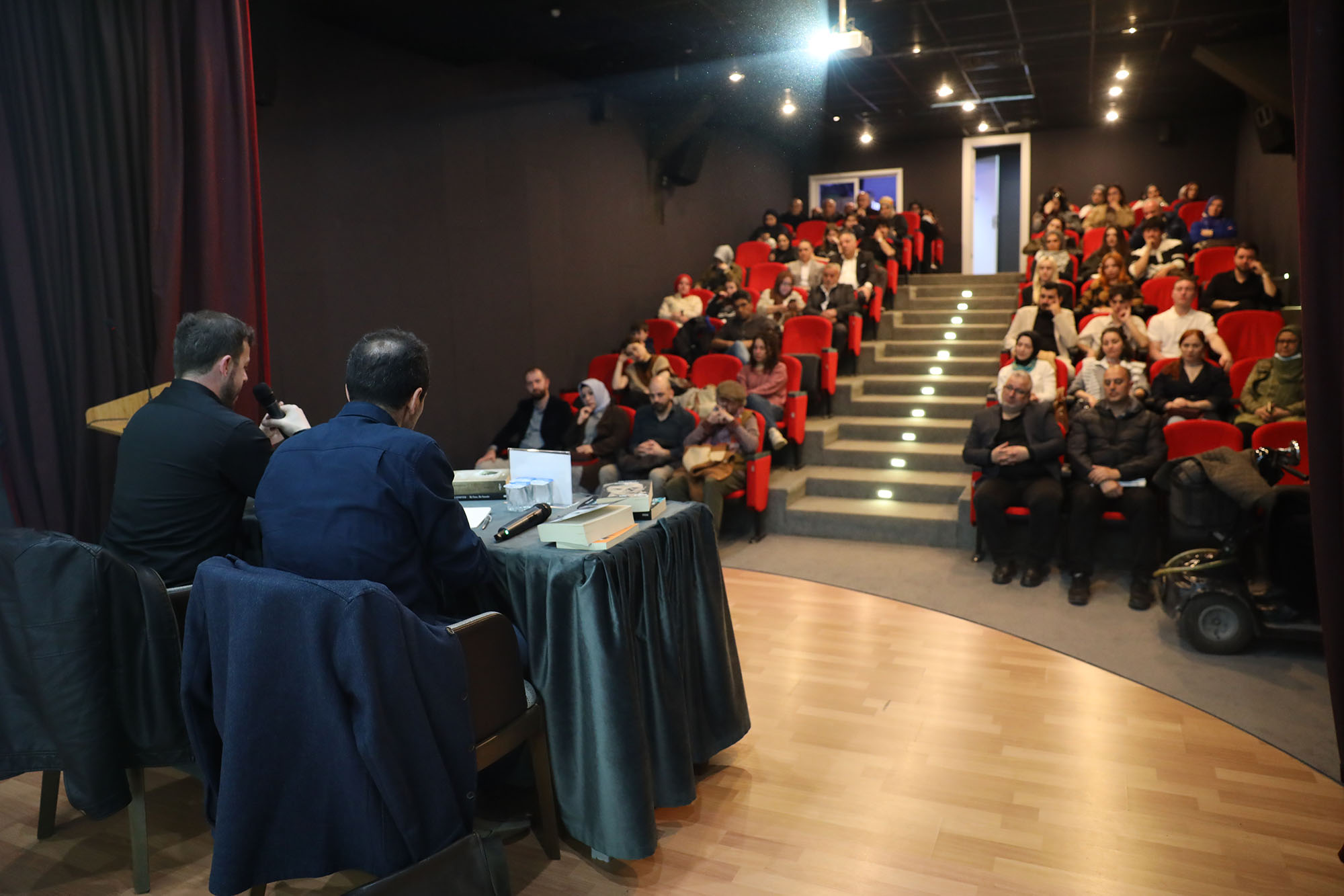 Kapalı çarşıdan dünyaya açılan şair: Edip Cansever