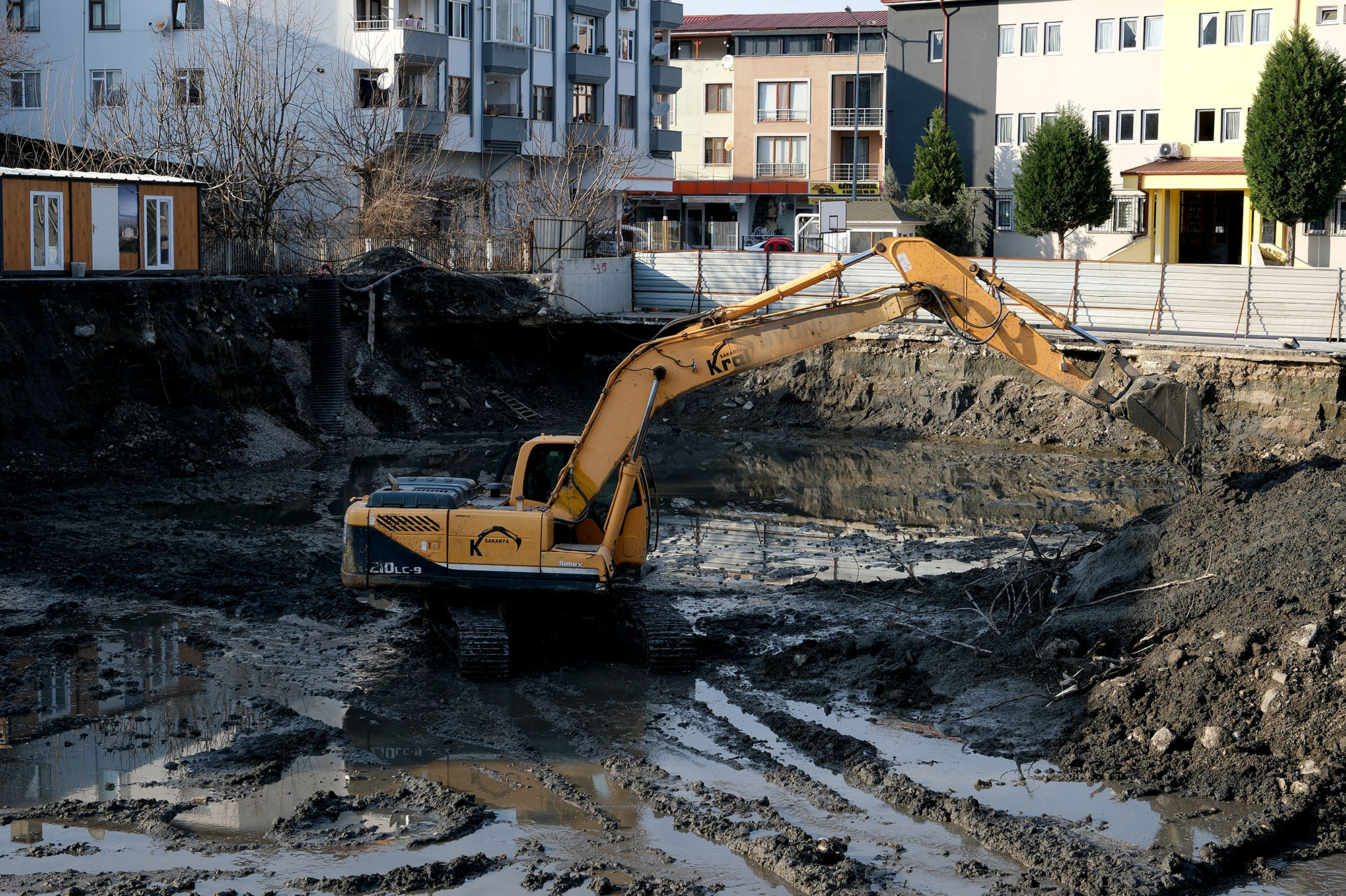 Sapanca meydan projesinde zemin iyileştirme çalışmaları tamamlandı