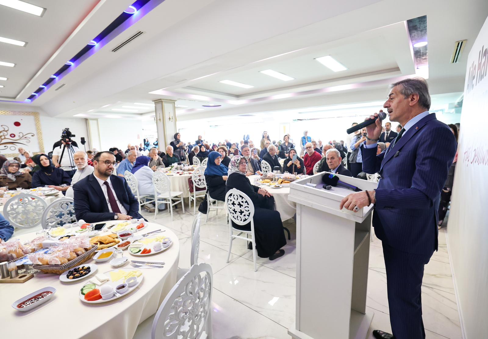 Yusuf Alemdar YADEM sakinleri ve çiftlerle aynı sofrada: “Aile, her şeydir”