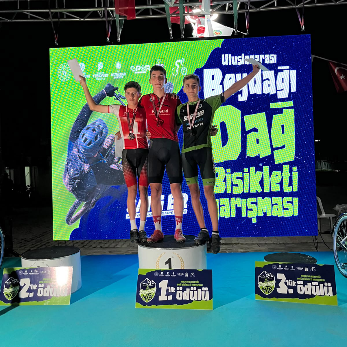 Büyükşehir’in genç pedalları Türkiye Şampiyonası’nda kürsüde