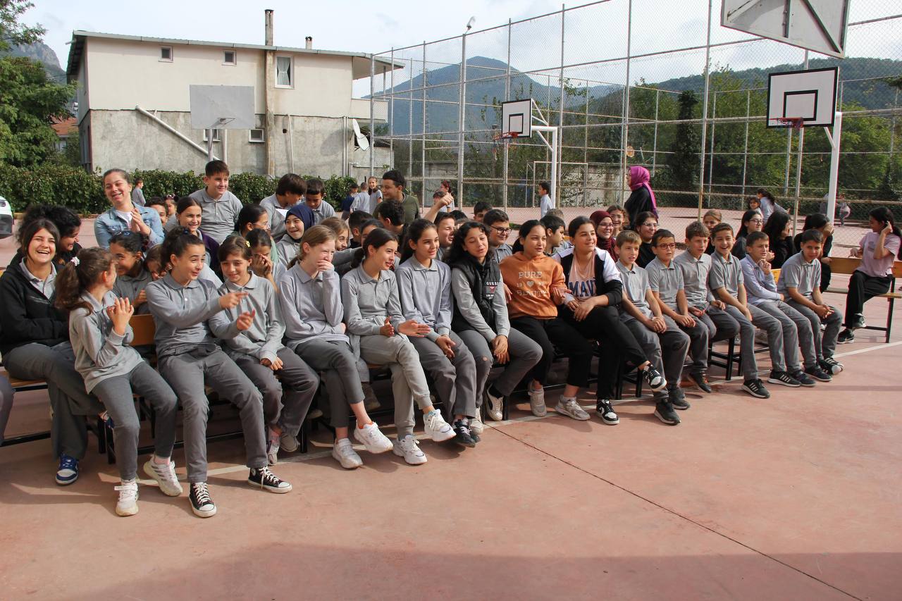 Büyükşehir şehrin her köşesinde çocuklara ‘Bir Hikâye Bin Neşe’ götürüyor