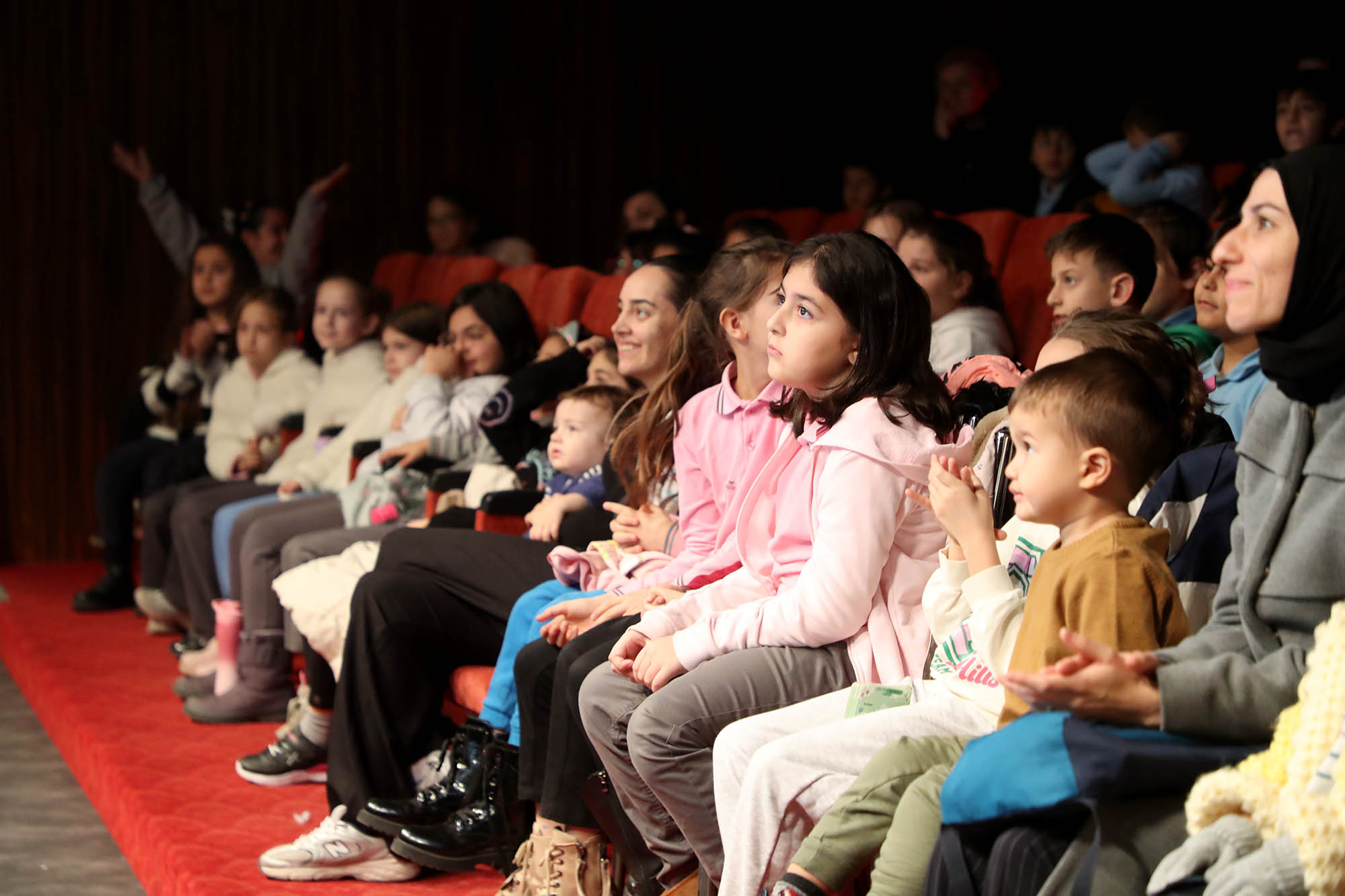 ‘Kutup Masalı’ minikleri kahkahaya boğdu