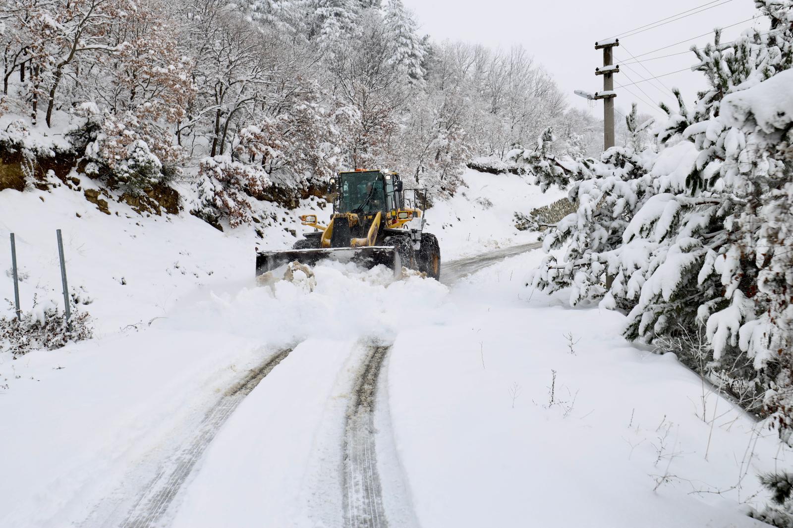 Büyükşehir duraksız kar mesaisiyle grup yollarının tamamını ulaşıma açtı
