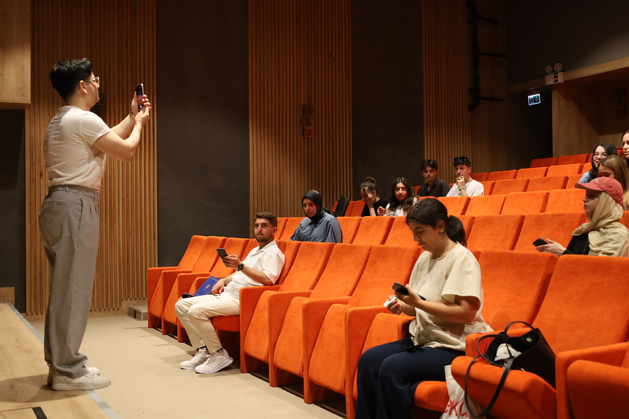 Genç Atölye’de gençler mobil fotoğrafçılığın inceliklerini öğreniyor