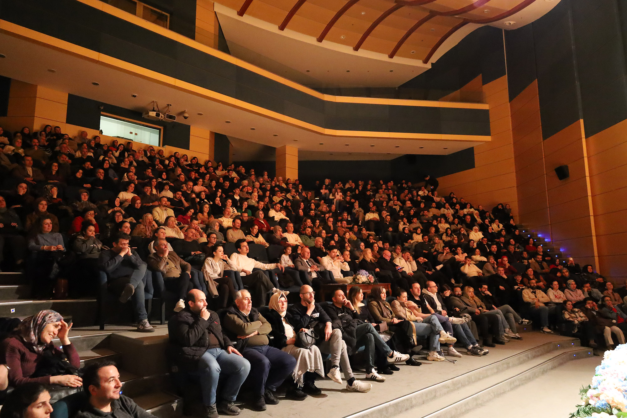 Usta oyuncular sahnedeydi: Çehov Kabare’ye yoğun ilgi