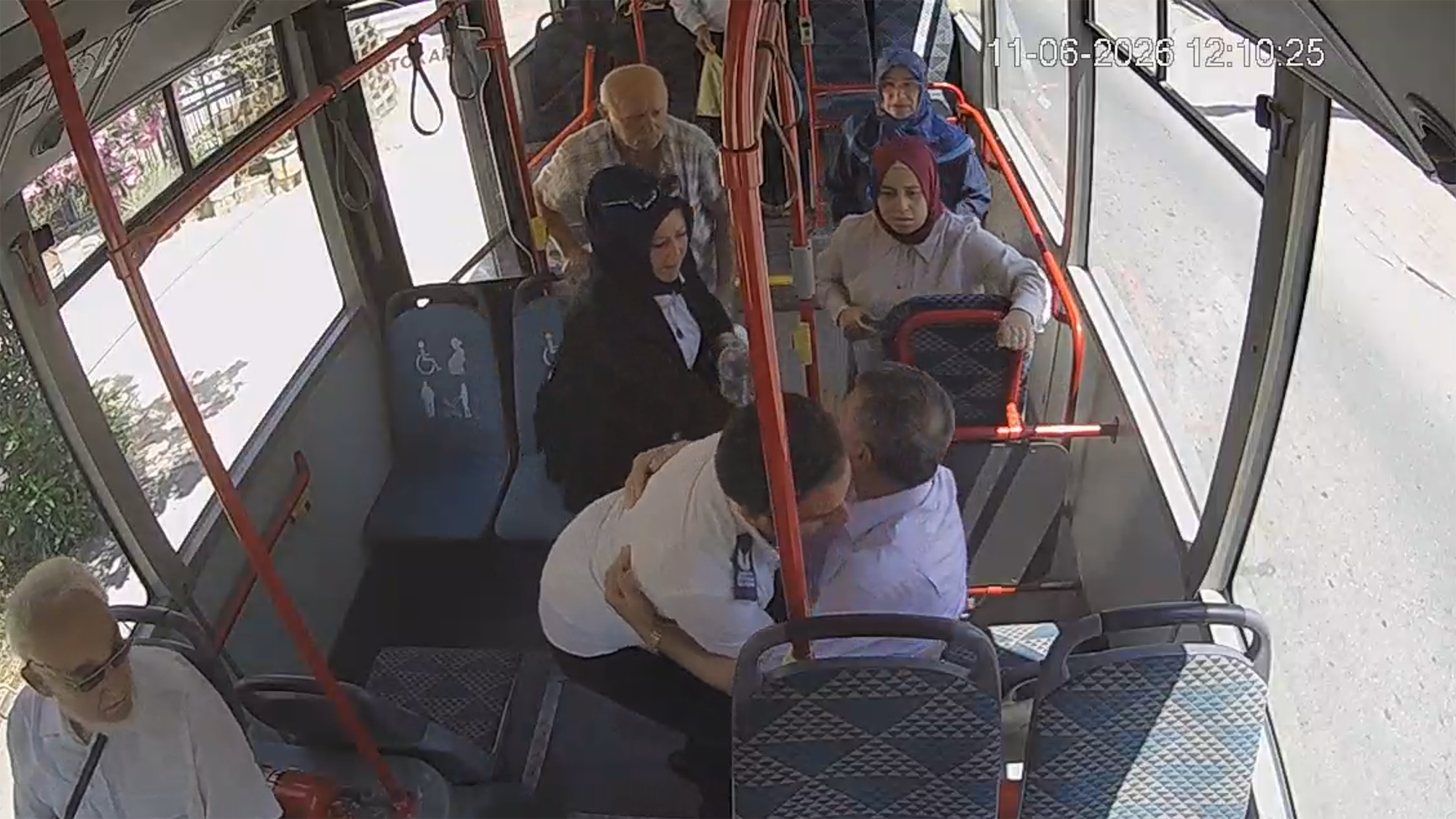 Büyükşehir’in otobüsünde bir manevrayla bir hayat kurtuldu: Kamera saniye saniye kaydetti…