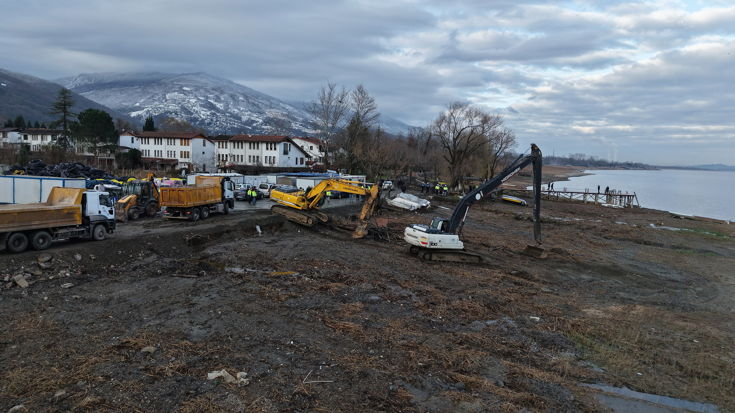 Sapanca Gölü kıyılarındaki kaçak yapılar kaldırılıyor