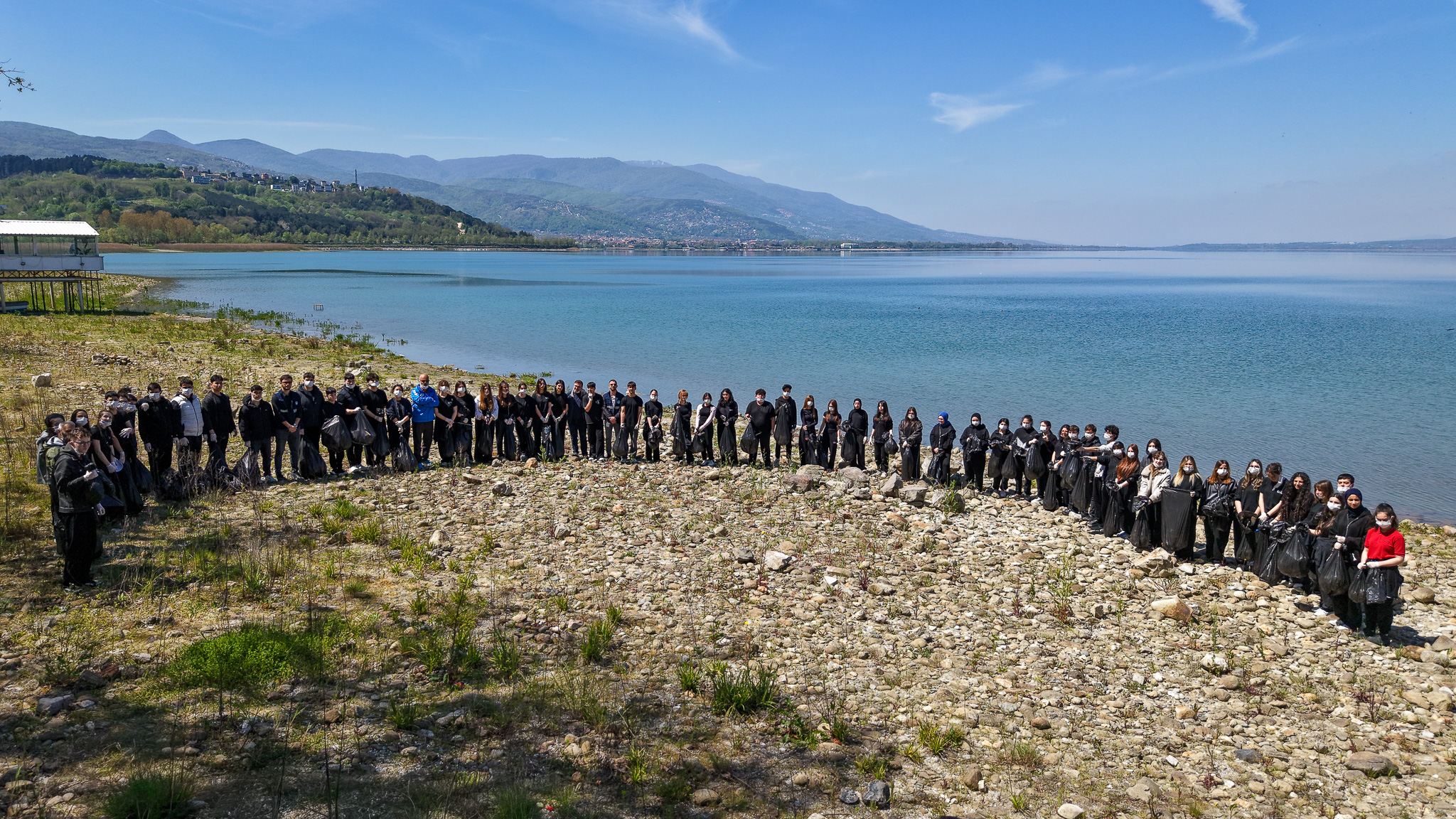 Göl havzasına bırakılan atıklar gönüllü öğrencilerin desteğiyle temizlendi