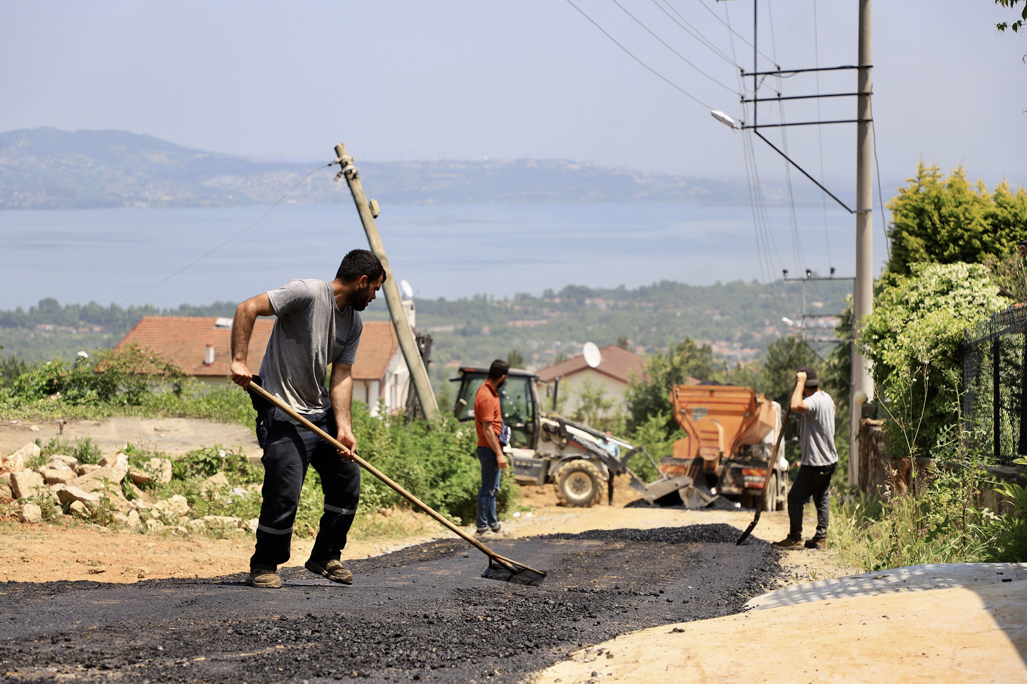 Büyükşehir’den Mahmudiye’ye güçlü altyapı ve 200 ton asfalt