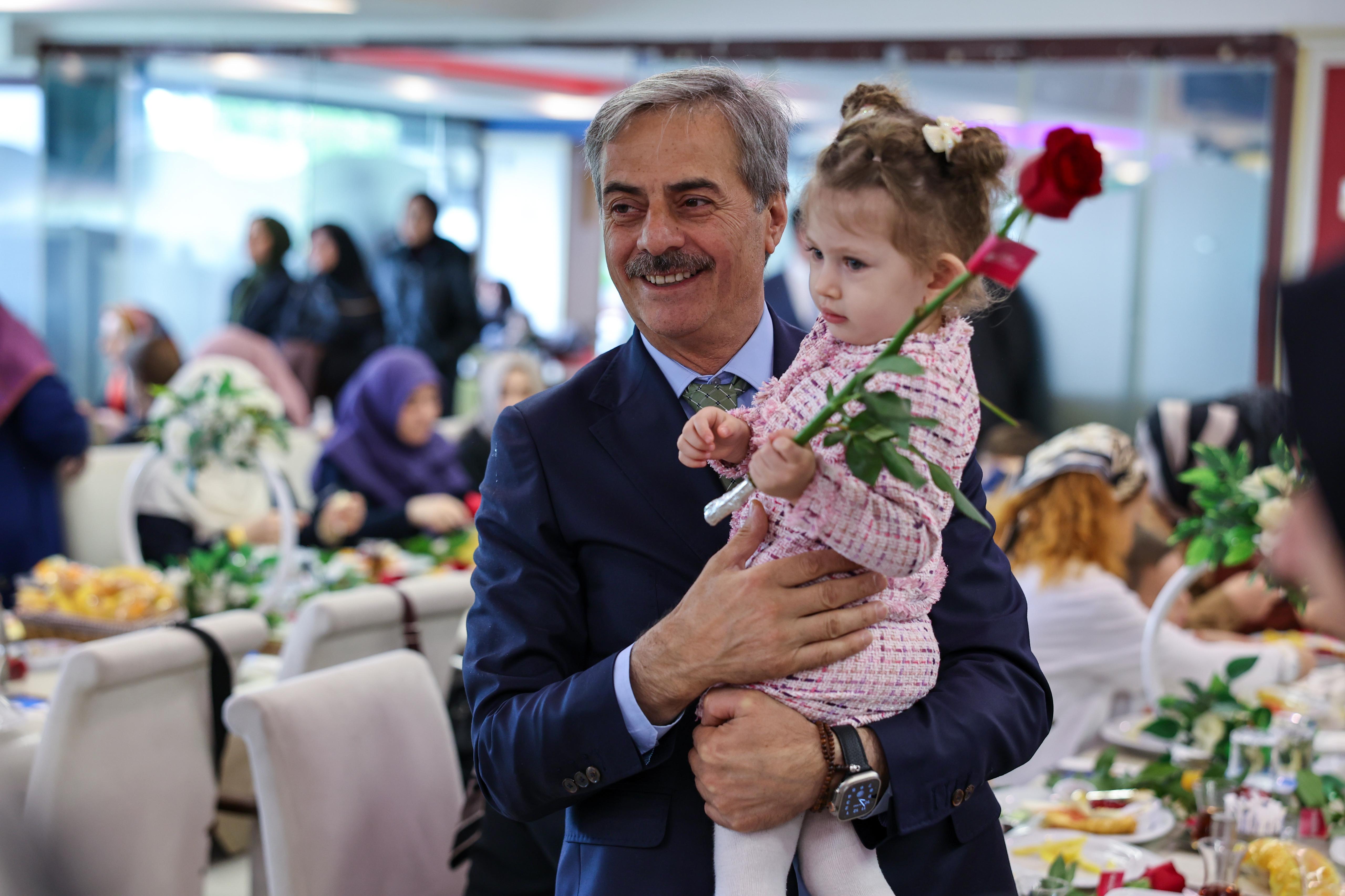 “Merhametin ve fedakârlığın adı annelerimize bir ömür adasak az gelir”