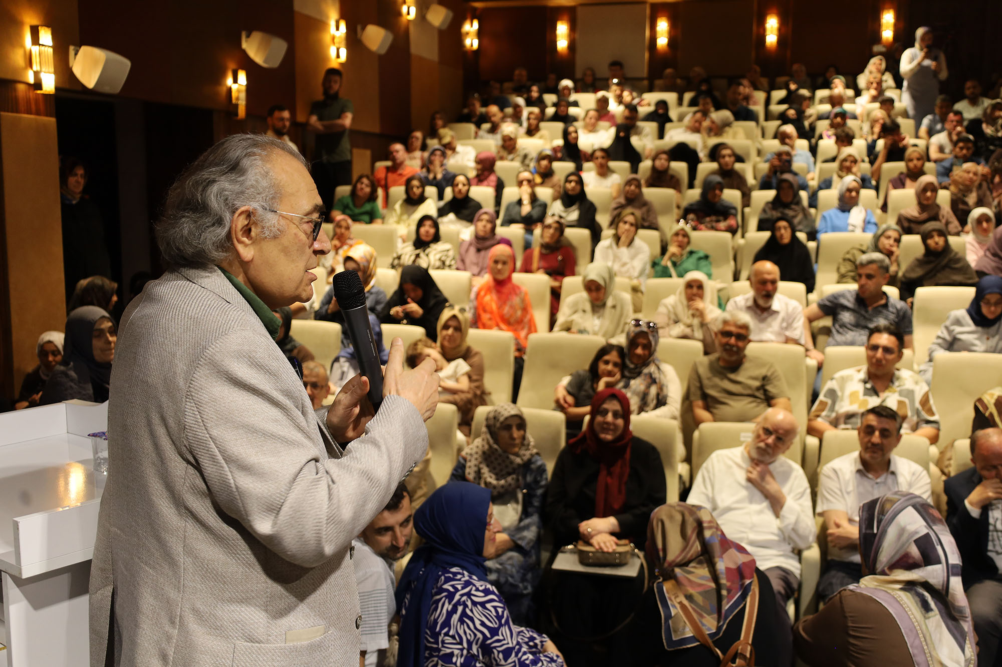 AKM’de dolu salonda konuşan Prof. Dr. Tarhan: “Empati ve anlayış büyük önem taşıyor”