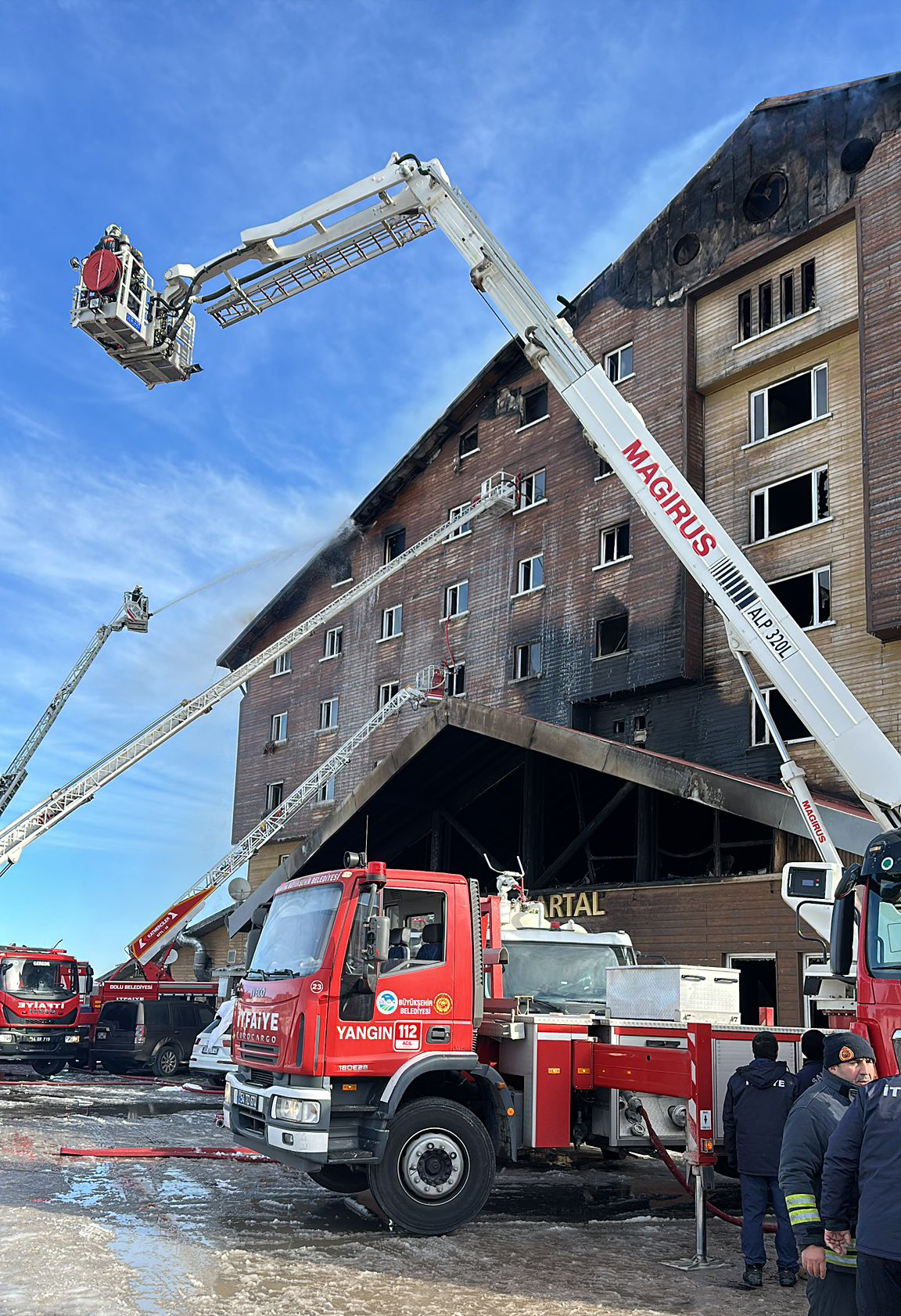 Sakarya itfaiyesi Kartalkaya'da yangına desteğe katıldı