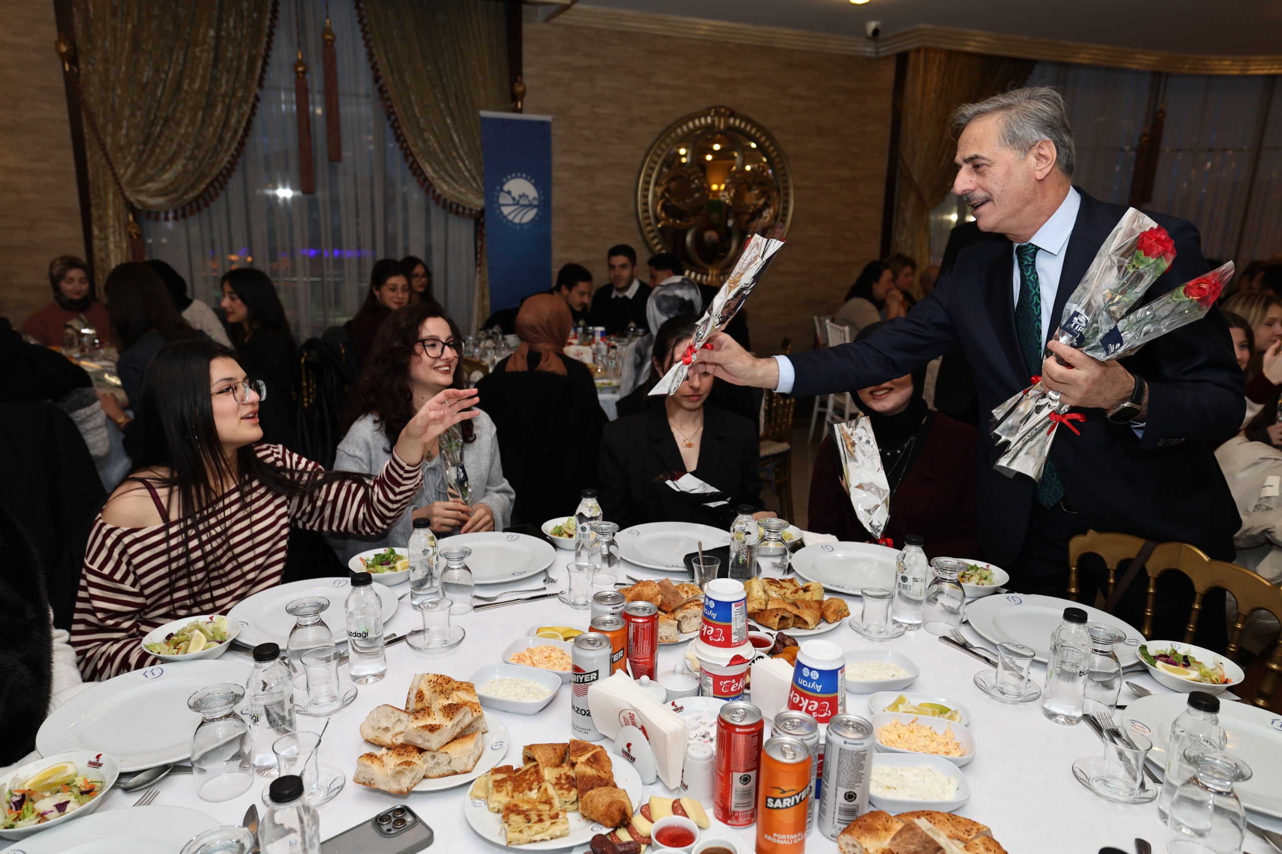 “Vefası ve fedakarlığıyla sağlık camiası her övgüyü fazlasıyla hak ediyor”