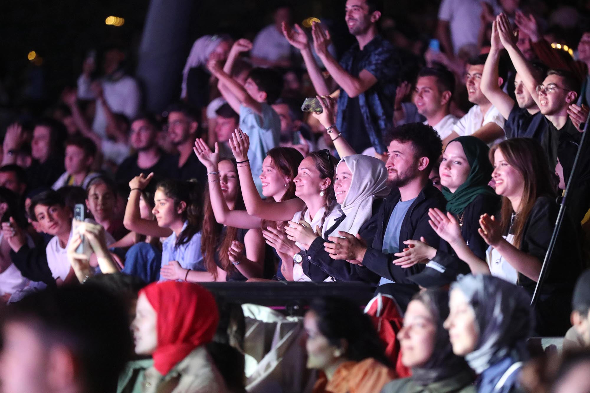 Vadideki dünya sahnesi İlyas Yalçıntaş konseri ve sahne şovlarıyla şölene dönüştü