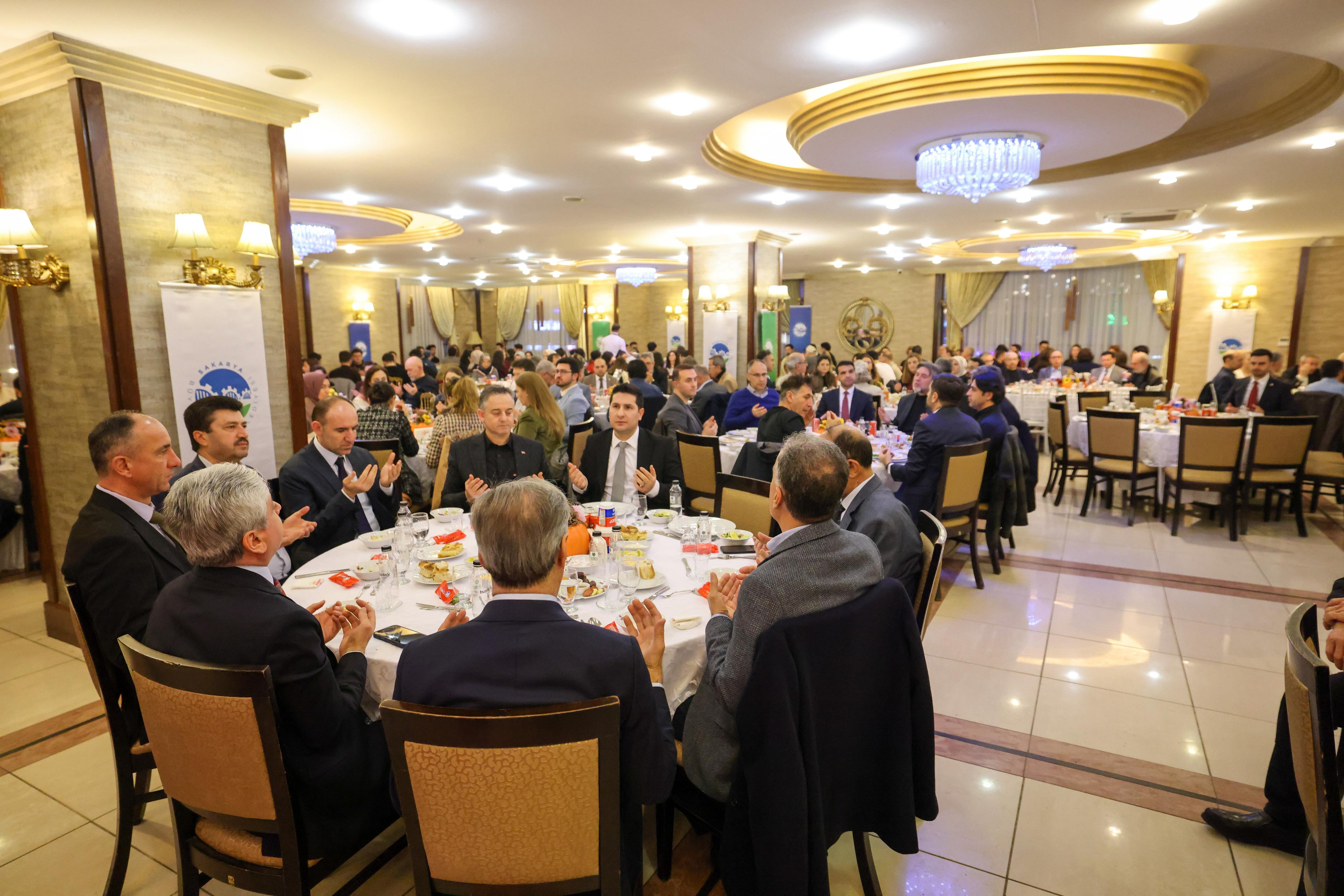 “Vefası ve fedakarlığıyla sağlık camiası her övgüyü fazlasıyla hak ediyor”