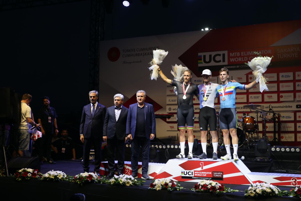 Şampiyon pedallar MTB Dünya Kupası’nda nefes kesti