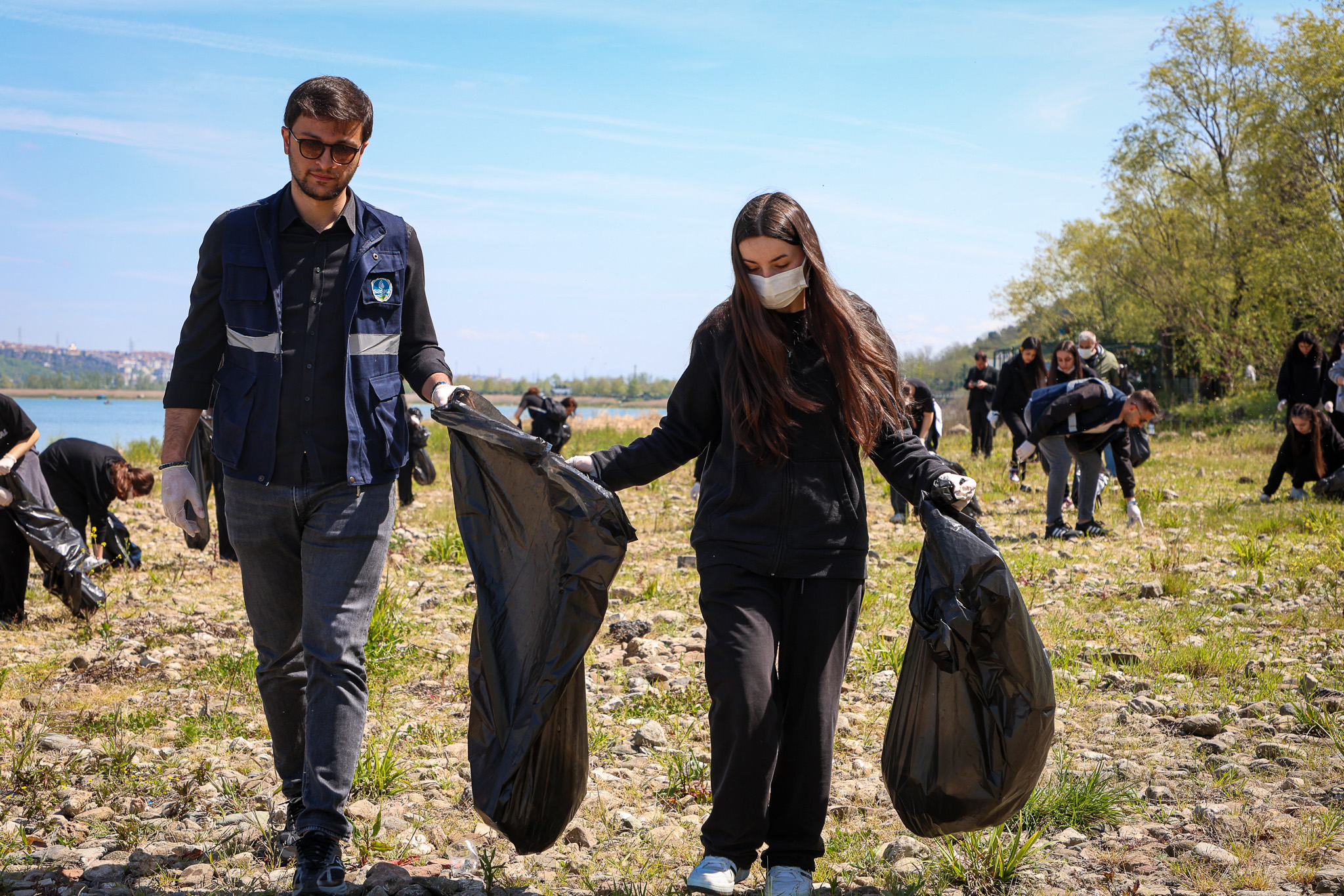 Göl havzasına bırakılan atıklar gönüllü öğrencilerin desteğiyle temizlendi