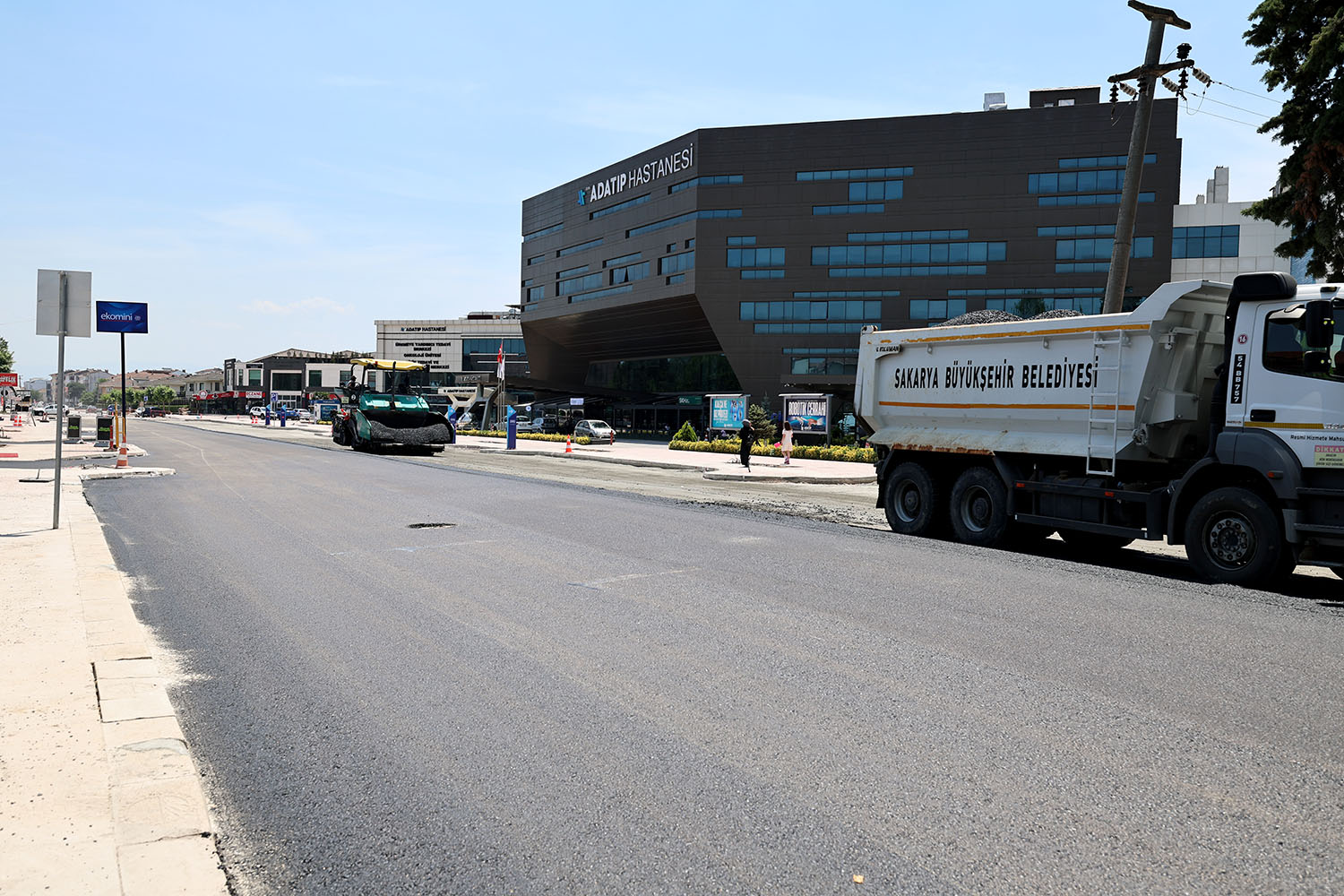 Şehit Mehmet Karabaşoğlu Caddesi’nde asfalt çalışmaları başladı