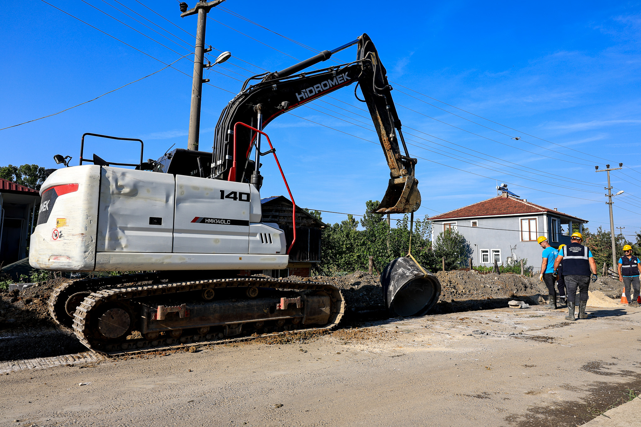 Akyazı’da devam eden 9 bin metrelik altyapı projesinde 6 ekip aynı anda çalışıyor