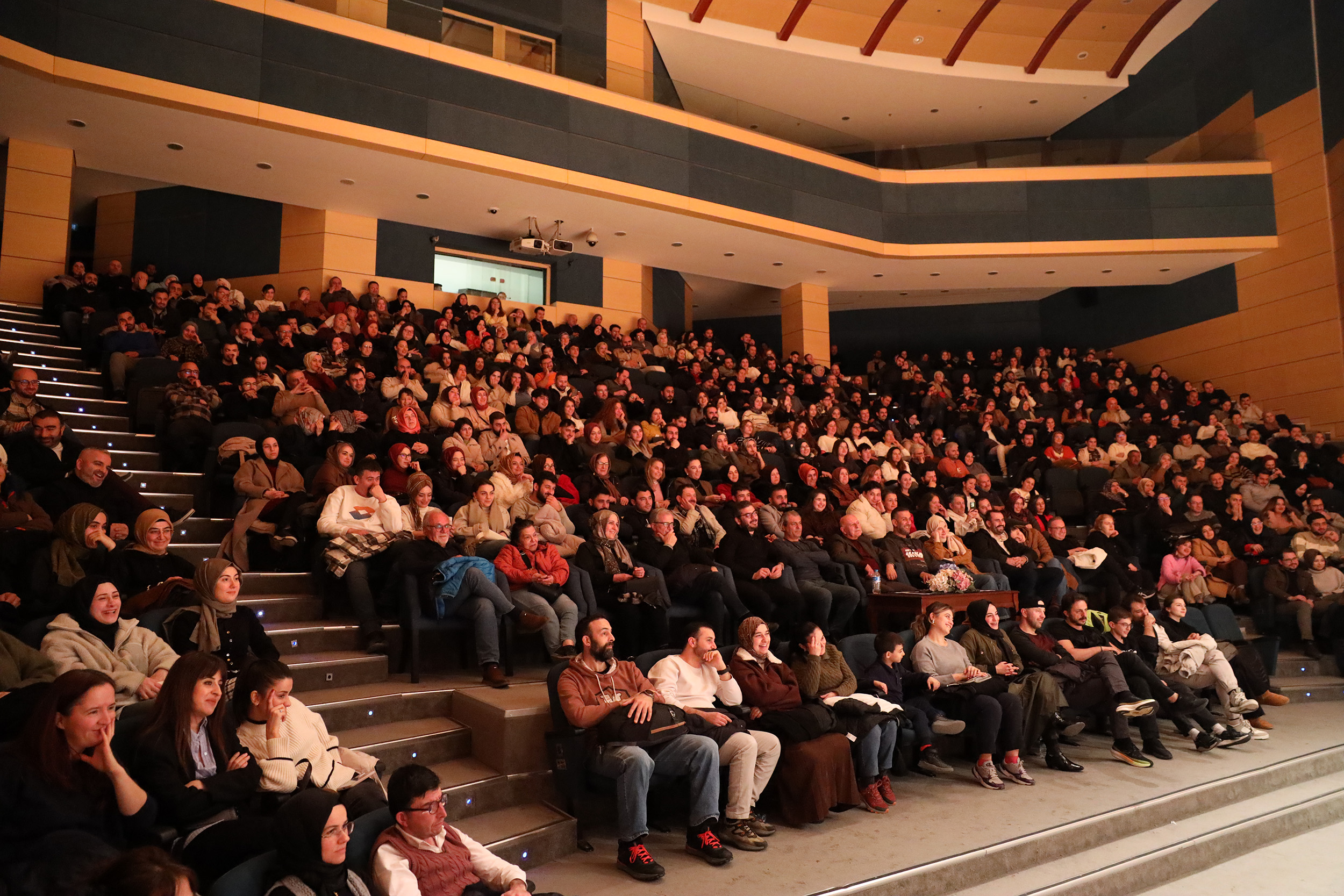 “Ruh Öküzüm” sahnedeydi, tiyatroseverler salonu doldurdu