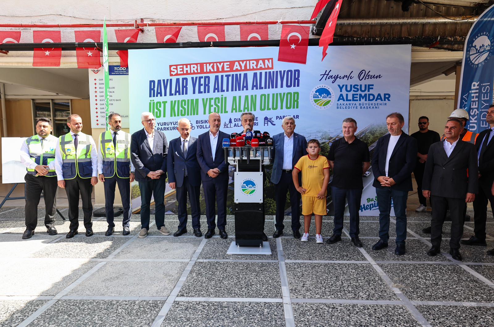 Şehri ikiye ayıran raylar yer altına alınıyor, üzeri yeşil alan oluyor: Sahada ilk ray sökümü için makineler çalıştı