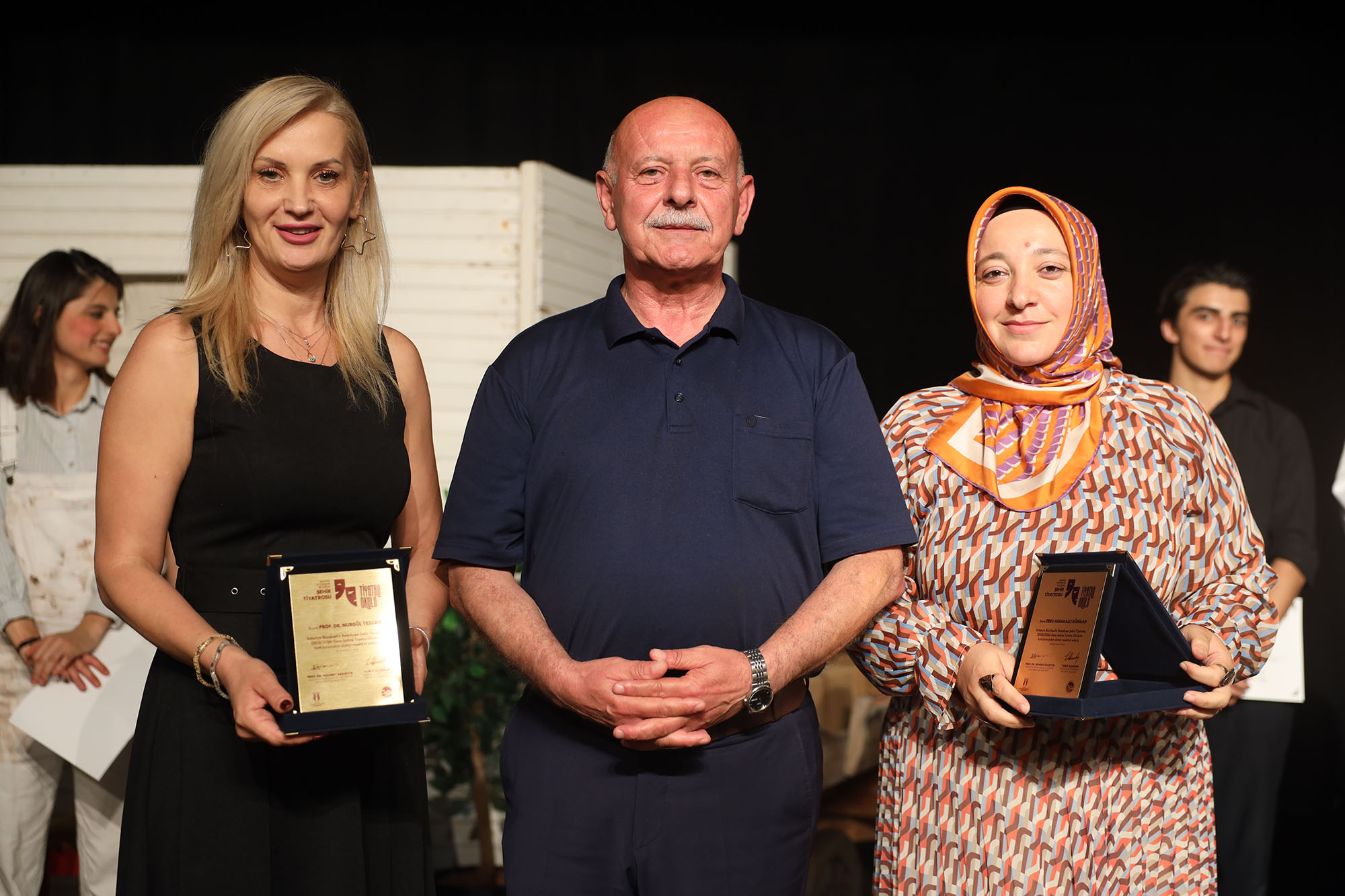 Genç Sahne’den alkış alan final: 6 aylık emek “Kapılar” ile sahneye taşındı