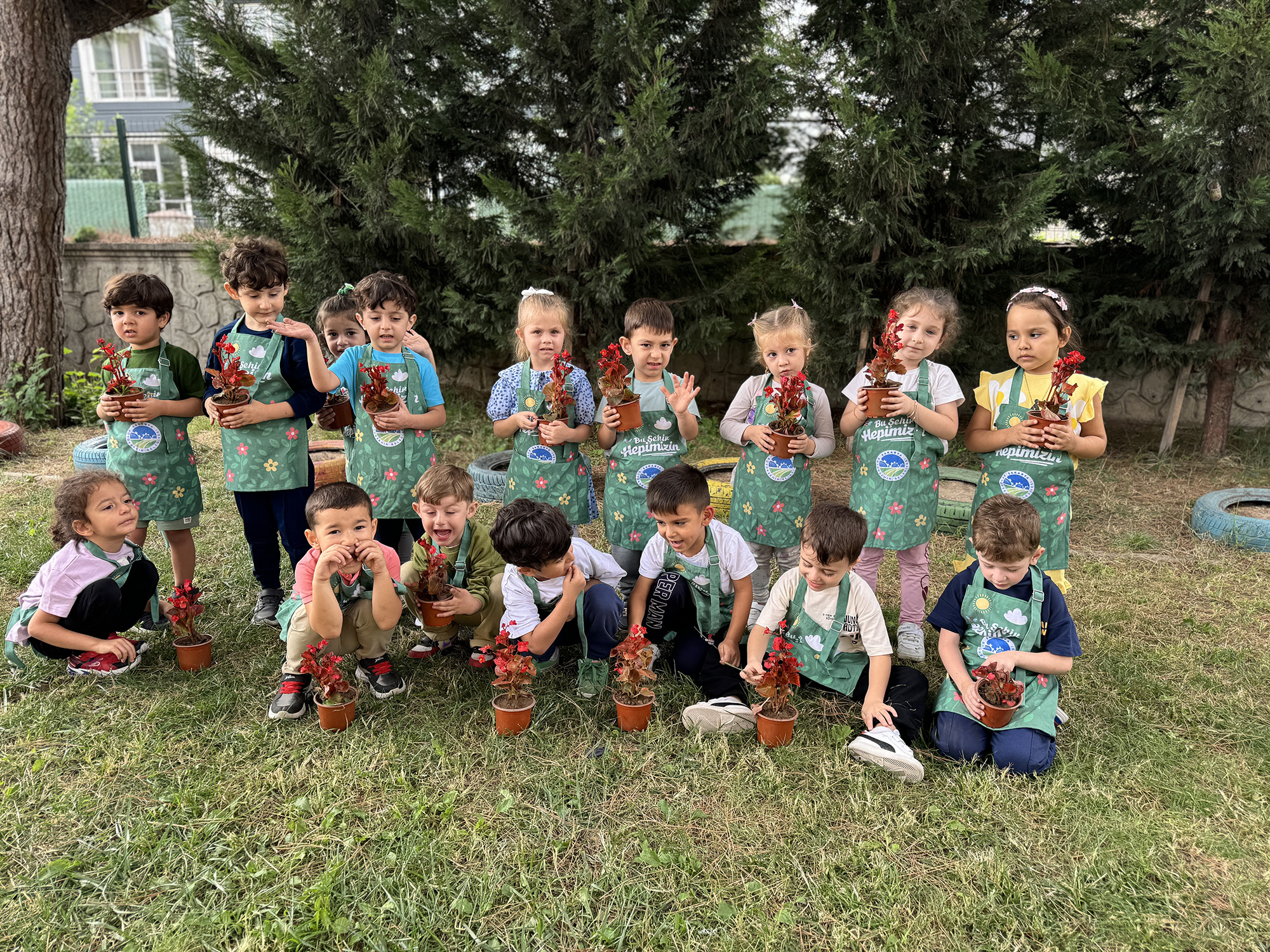Minik bahçıvanlar çiçeklerle geleceği şekillendiriyor 