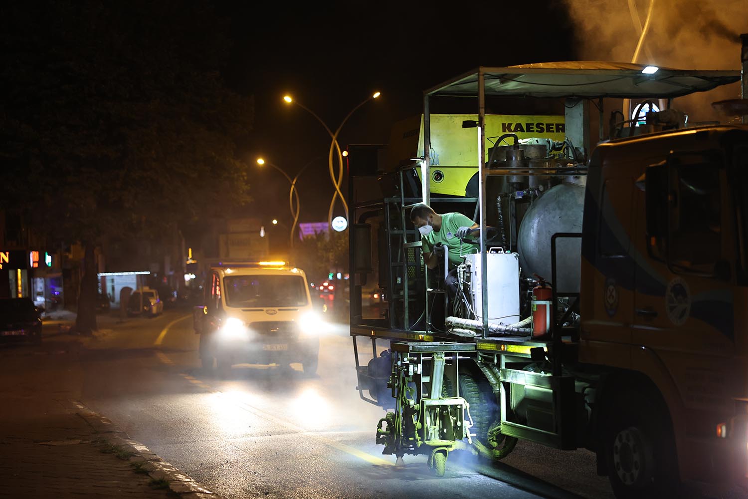 Büyükşehir şehrin yollarını tablo gibi işliyor: Ekipler Orhan Gazi’de gece boyu çalıştı