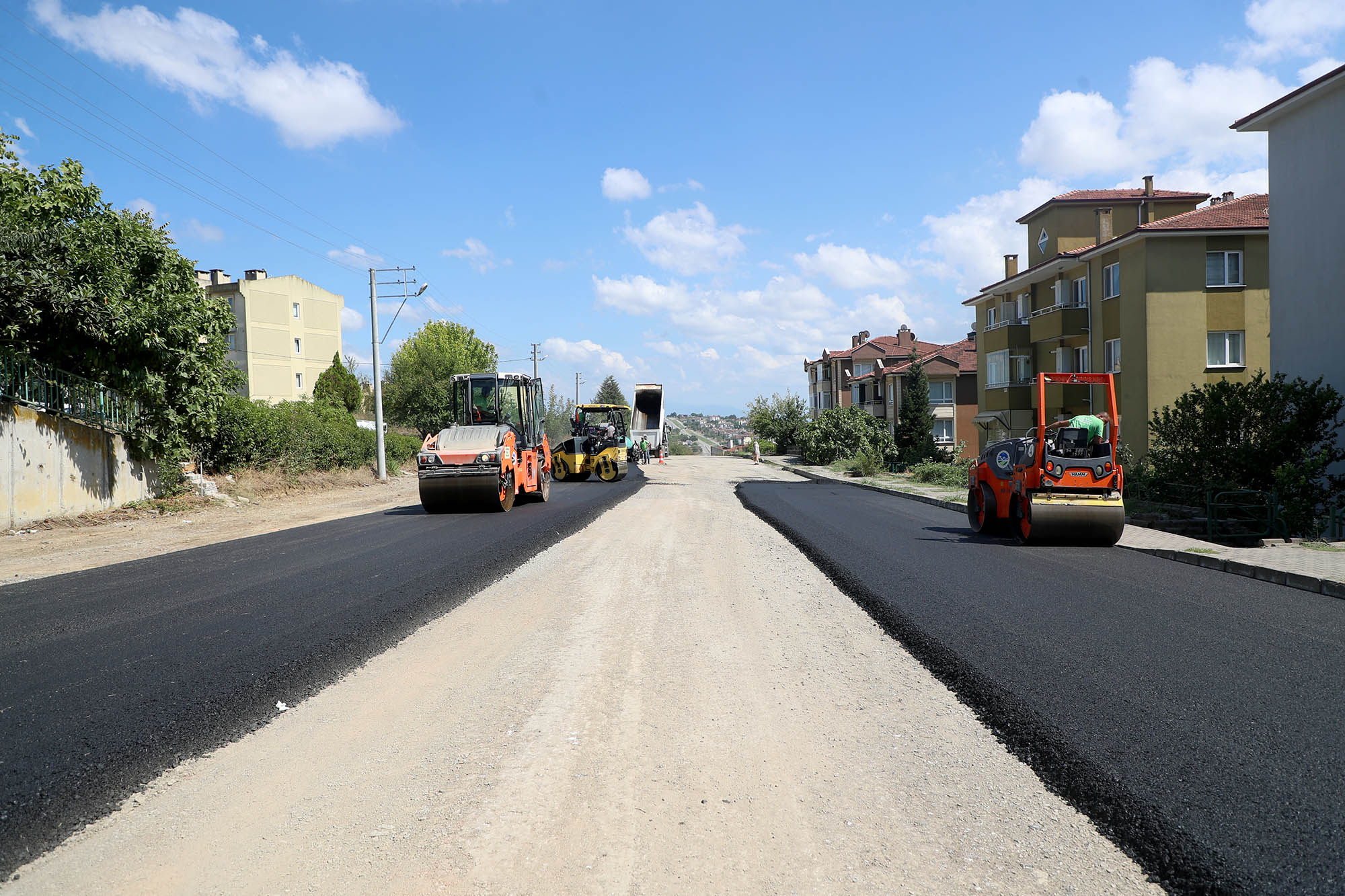 Büyükşehir şehrin caddelerini yeni yüzüne kavuşturuyor: Yenikent’teki o güzergahta işlem tamam