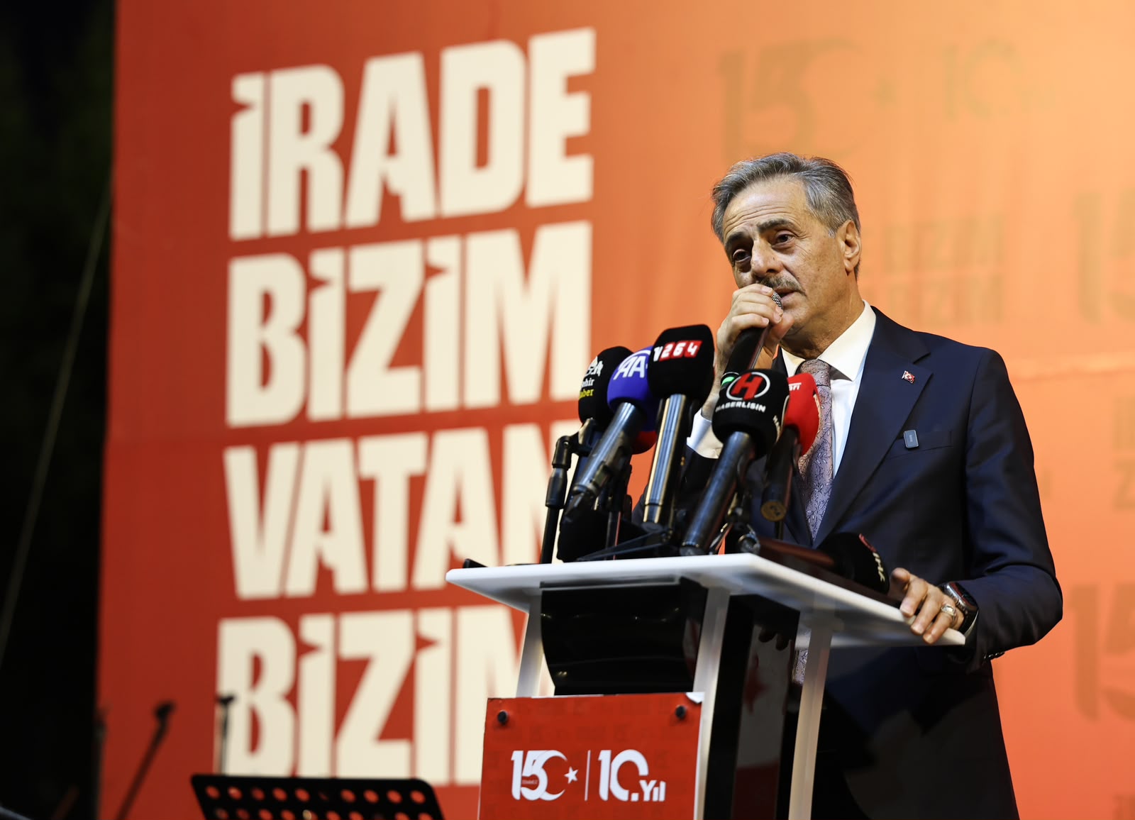 “Milletimiz uğruna can verilen vatanı darbecilere teslim etmedi, hiçbir zaman etmeyecek”