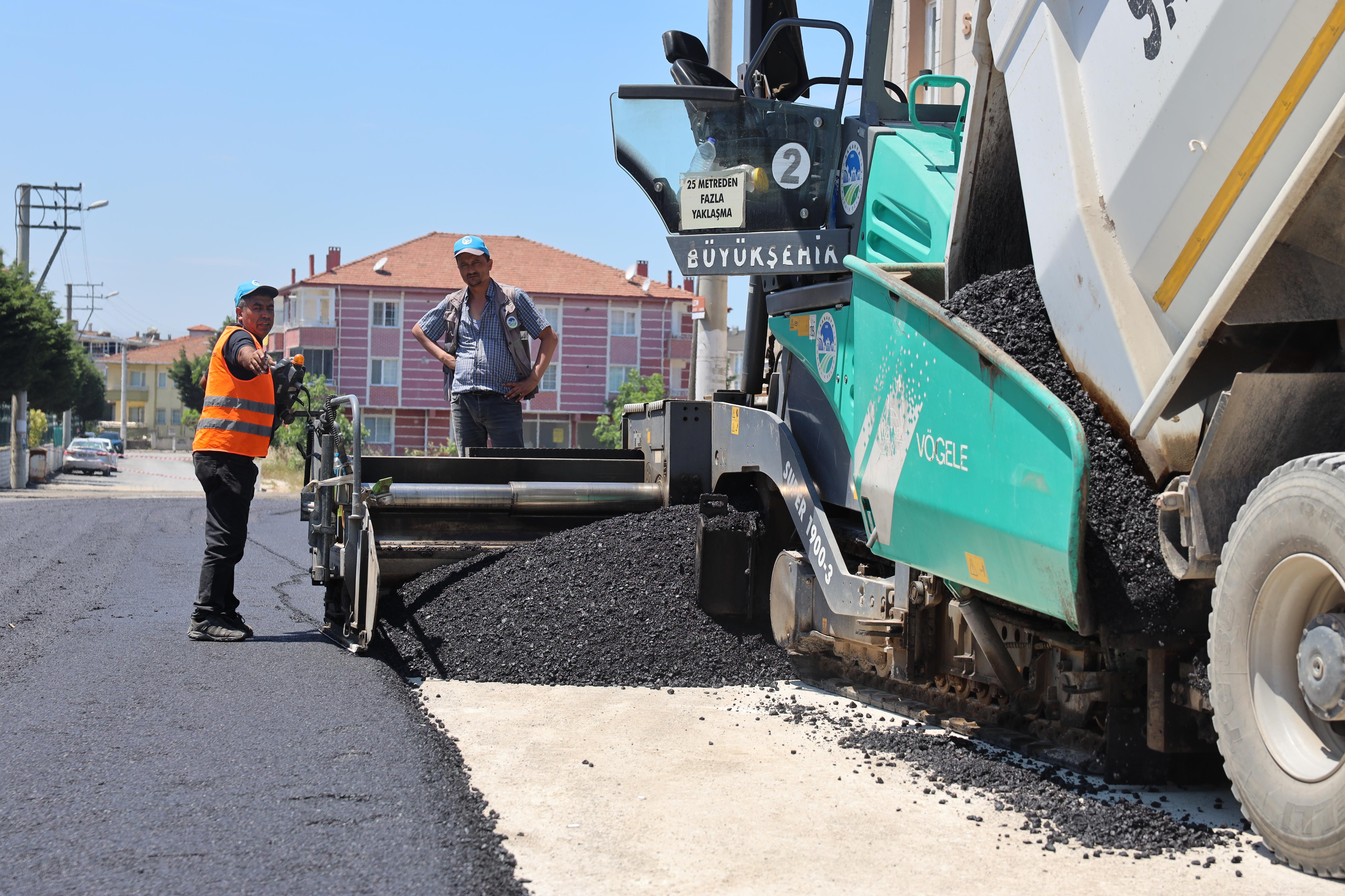 Büyükşehir Karasu’da sahil trafiğini rahatlatacak caddede asfalt çalışmalarına başladı