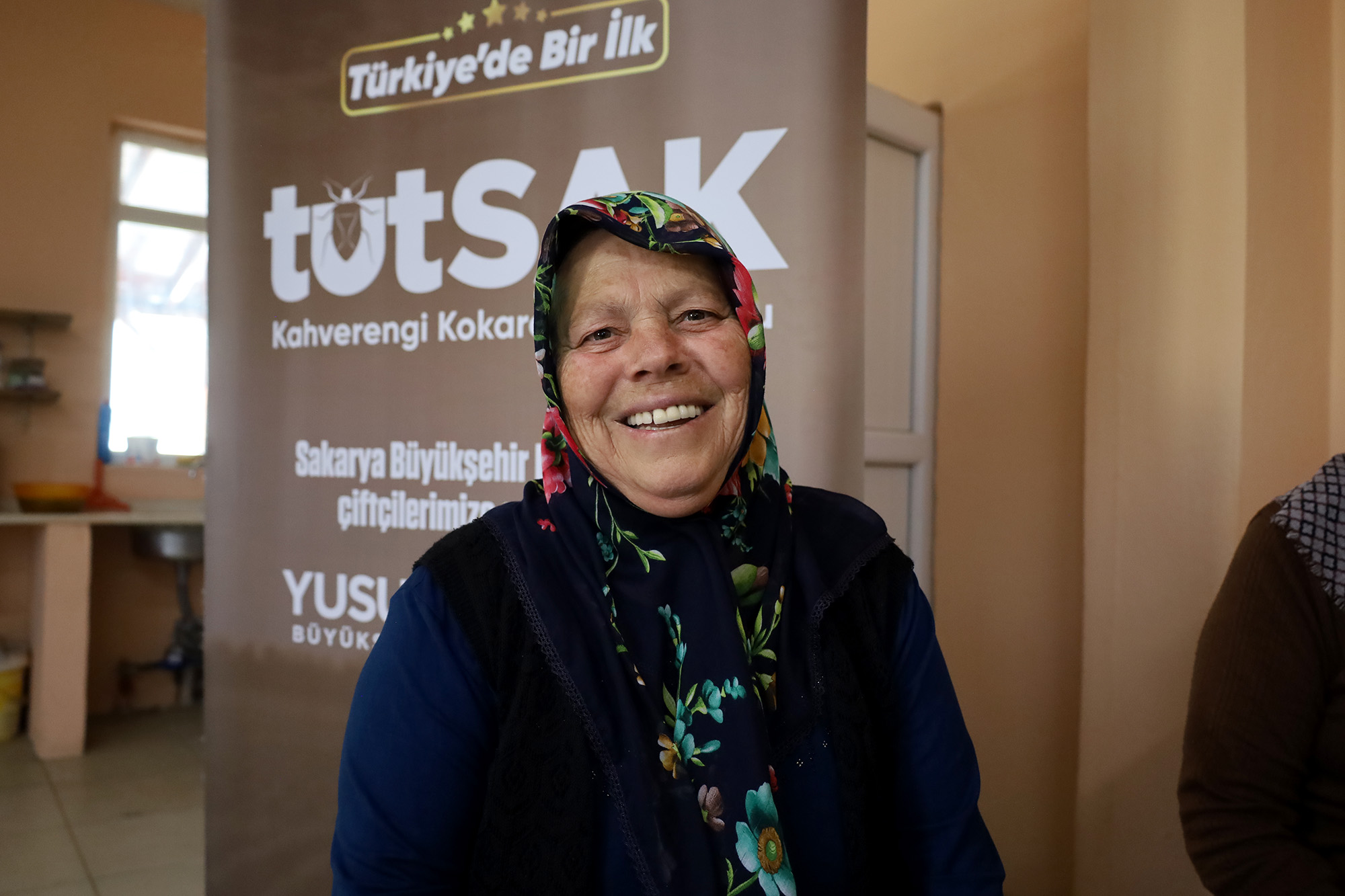 Sakarya’da kahverengi kokarca kabusuyla mücadele başladı: Büyükşehir ekibi sahada çiftçilere feromon tuzağı ulaştırıyor