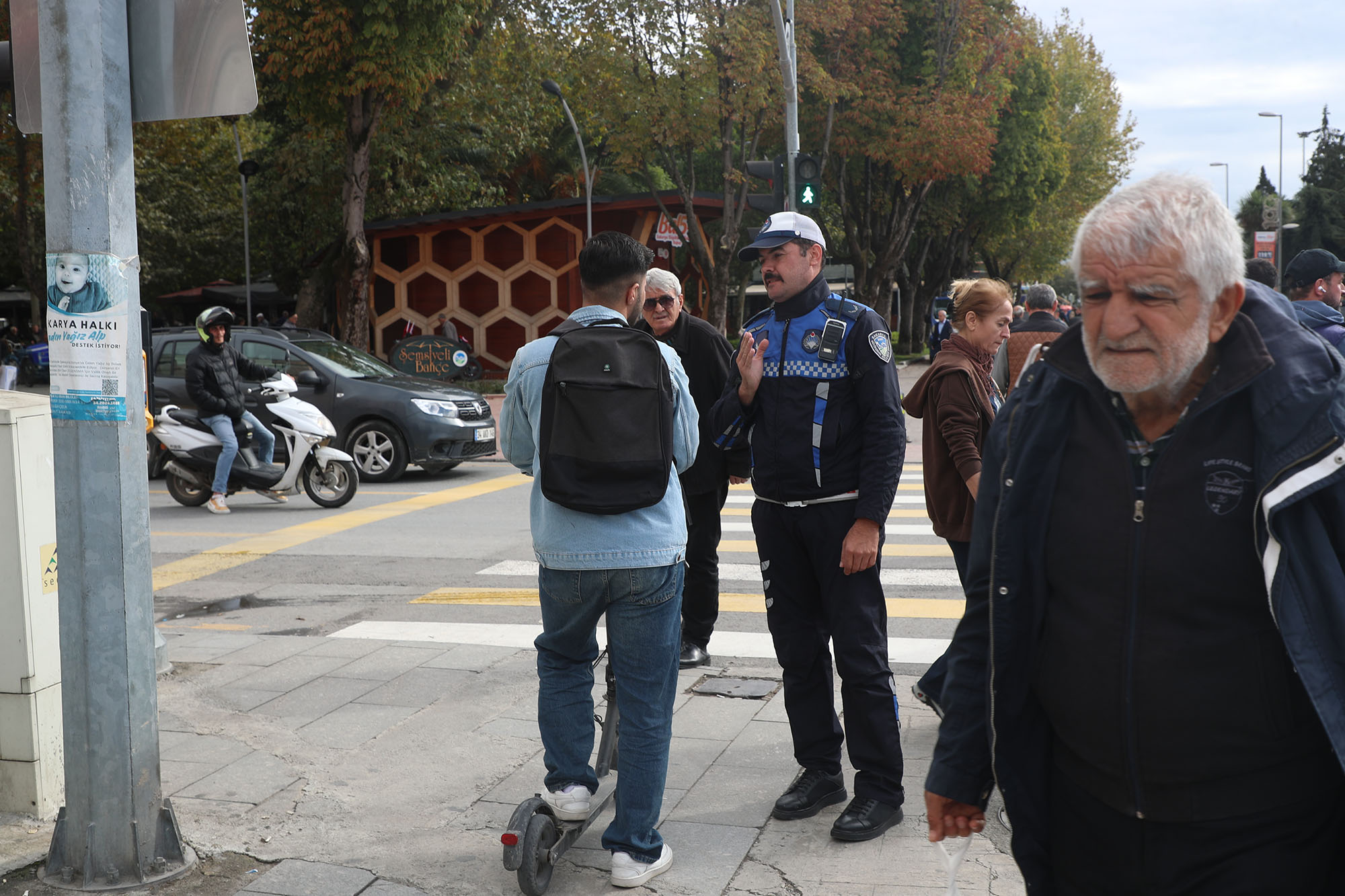 Büyükşehir Zabıtası Uzunçarşı’da bisiklet kullananları uyardı: “Hassasiyet bekliyoruz”